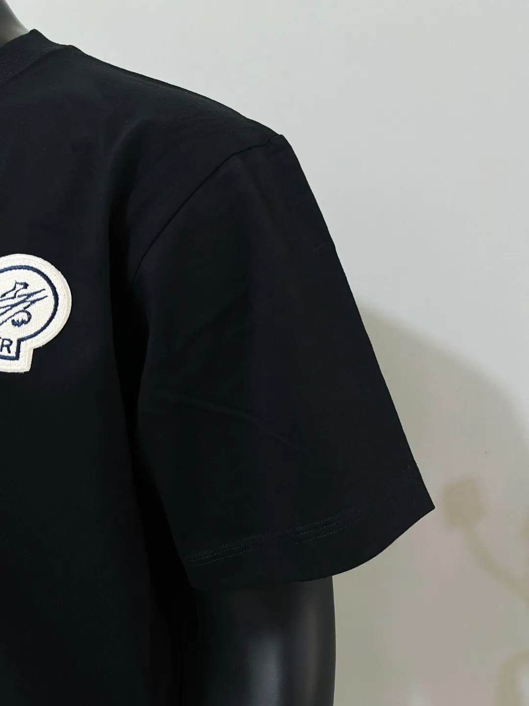 P140 MONCLER for Mongolian Mouth is new and is on sale at the same time as the official version; Double logo round neck short-sleeved T-shirt, the details match the official version, and the logo size is strictly controlled to be consistent with the original version , standard size, seam details are in sync with the official version; 240g double yarn 100% cotton fabric is selected, imported woven thread, the neckline is boned to prevent deformation, factory high temperature washing process, the fabric is soft and breathable, does not shrink, NCF washing mark identification, details are in place and the upper body is good-looking, European size version, loose and suitable, color: black, white, size XS-L (maximum wear 200 pounds)