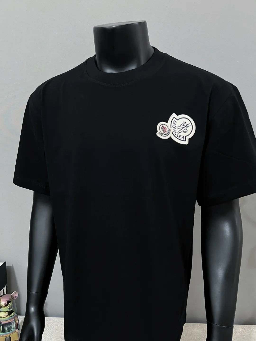 P140 MONCLER for Mongolian Mouth is new and is on sale at the same time as the official version; Double logo round neck short-sleeved T-shirt, the details match the official version, and the logo size is strictly controlled to be consistent with the original version , standard size, seam details are in sync with the official version; 240g double yarn 100% cotton fabric is selected, imported woven thread, the neckline is boned to prevent deformation, factory high temperature washing process, the fabric is soft and breathable, does not shrink, NCF washing mark identification, details are in place and the upper body is good-looking, European size version, loose and suitable, color: black, white, size XS-L (maximum wear 200 pounds)