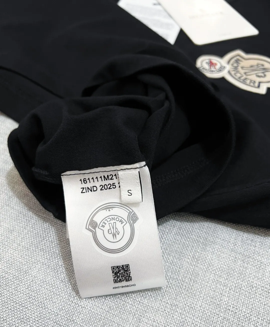 P140 MONCLER for Mongolian Mouth is new and is on sale at the same time as the official version; Double logo round neck short-sleeved T-shirt, the details match the official version, and the logo size is strictly controlled to be consistent with the original version , standard size, seam details are in sync with the official version; 240g double yarn 100% cotton fabric is selected, imported woven thread, the neckline is boned to prevent deformation, factory high temperature washing process, the fabric is soft and breathable, does not shrink, NCF washing mark identification, details are in place and the upper body is good-looking, European size version, loose and suitable, color: black, white, size XS-L (maximum wear 200 pounds)