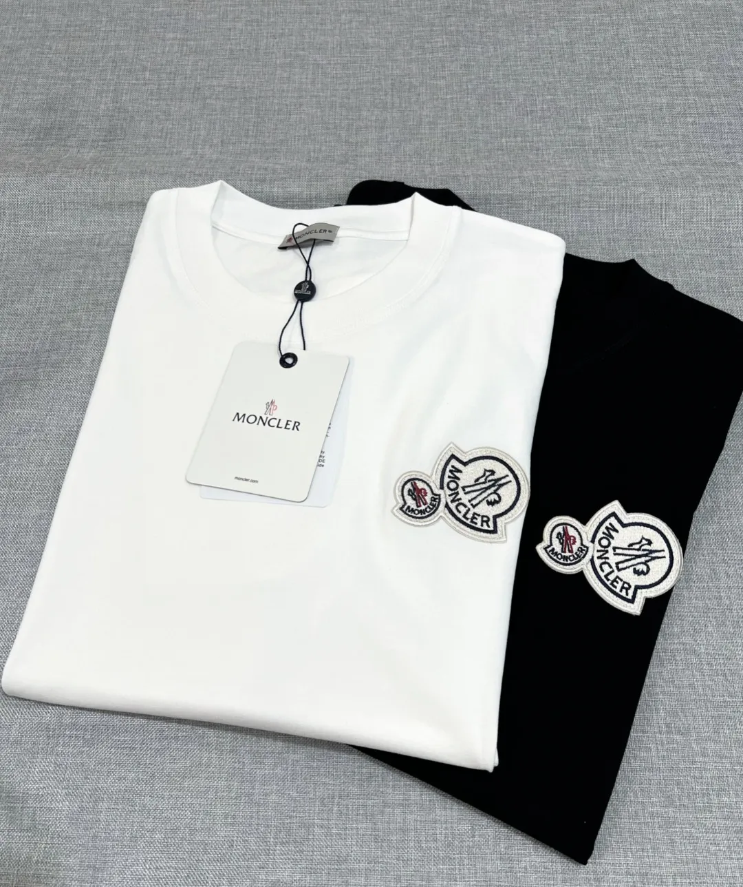 P140 MONCLER for Mongolian Mouth is new and is on sale at the same time as the official version; Double logo round neck short-sleeved T-shirt, the details match the official version, and the logo size is strictly controlled to be consistent with the original version , standard size, seam details are in sync with the official version; 240g double yarn 100% cotton fabric is selected, imported woven thread, the neckline is boned to prevent deformation, factory high temperature washing process, the fabric is soft and breathable, does not shrink, NCF washing mark identification, details are in place and the upper body is good-looking, European size version, loose and suitable, color: black, white, size XS-L (maximum wear 200 pounds)