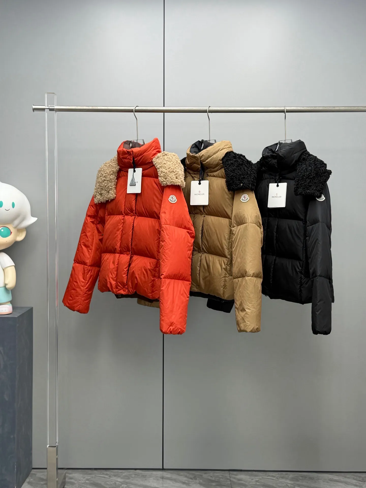 P920 MONCLER 2025 Autumn and Winter New Castelnou Contrast Color Teddy Removable Hat Short Bakery Down Jacket Use bold contrasting colors to interpret winter aesthetics. The detachable hood wrapped in teddy velvet fabric feels as soft and waxy as clouds, making it easy to switch styles; the short bread coat is three-dimensional and fluffy, hiding the body, and outlines a neat figure. The contrasting color design: breaks the conventional color combination and is unobtrusive. It instantly lights up the winter streets. The detachable teddy bear hat: can be worn twice, with a sense of ritual and practicality. It can be disassembled and instantly transformed into a stand-up collar fashion style. 90% white duck down filling: lightweight and temperature-locking, no fear of cold wave attack at -10°C. Short high-waist cut: optimized body proportions, small people can also wear long-legged aura! Color: Orange Khaki Black Size: 0-1-2