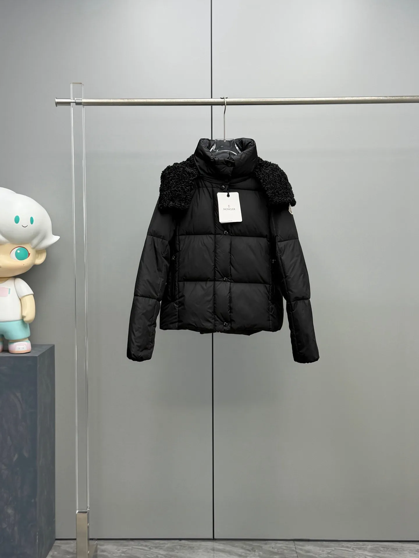 P920 MONCLER 2025 Autumn and Winter New Castelnou Contrast Color Teddy Removable Hat Short Bakery Down Jacket Use bold contrasting colors to interpret winter aesthetics. The detachable hood wrapped in teddy velvet fabric feels as soft and waxy as clouds, making it easy to switch styles; the short bread coat is three-dimensional and fluffy, hiding the body, and outlines a neat figure. The contrasting color design: breaks the conventional color combination and is unobtrusive. It instantly lights up the winter streets. The detachable teddy bear hat: can be worn twice, with a sense of ritual and practicality. It can be disassembled and instantly transformed into a stand-up collar fashion style. 90% white duck down filling: lightweight and temperature-locking, no fear of cold wave attack at -10°C. Short high-waist cut: optimized body proportions, small people can also wear long-legged aura! Color: Orange Khaki Black Size: 0-1-2