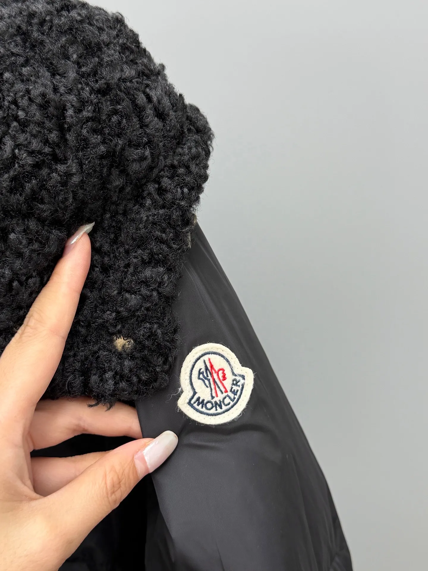 P920 MONCLER 2025 Autumn and Winter New Castelnou Contrast Color Teddy Removable Hat Short Bakery Down Jacket Use bold contrasting colors to interpret winter aesthetics. The detachable hood wrapped in teddy velvet fabric feels as soft and waxy as clouds, making it easy to switch styles; the short bread coat is three-dimensional and fluffy, hiding the body, and outlines a neat figure. The contrasting color design: breaks the conventional color combination and is unobtrusive. It instantly lights up the winter streets. The detachable teddy bear hat: can be worn twice, with a sense of ritual and practicality. It can be disassembled and instantly transformed into a stand-up collar fashion style. 90% white duck down filling: lightweight and temperature-locking, no fear of cold wave attack at -10°C. Short high-waist cut: optimized body proportions, small people can also wear long-legged aura! Color: Orange Khaki Black Size: 0-1-2