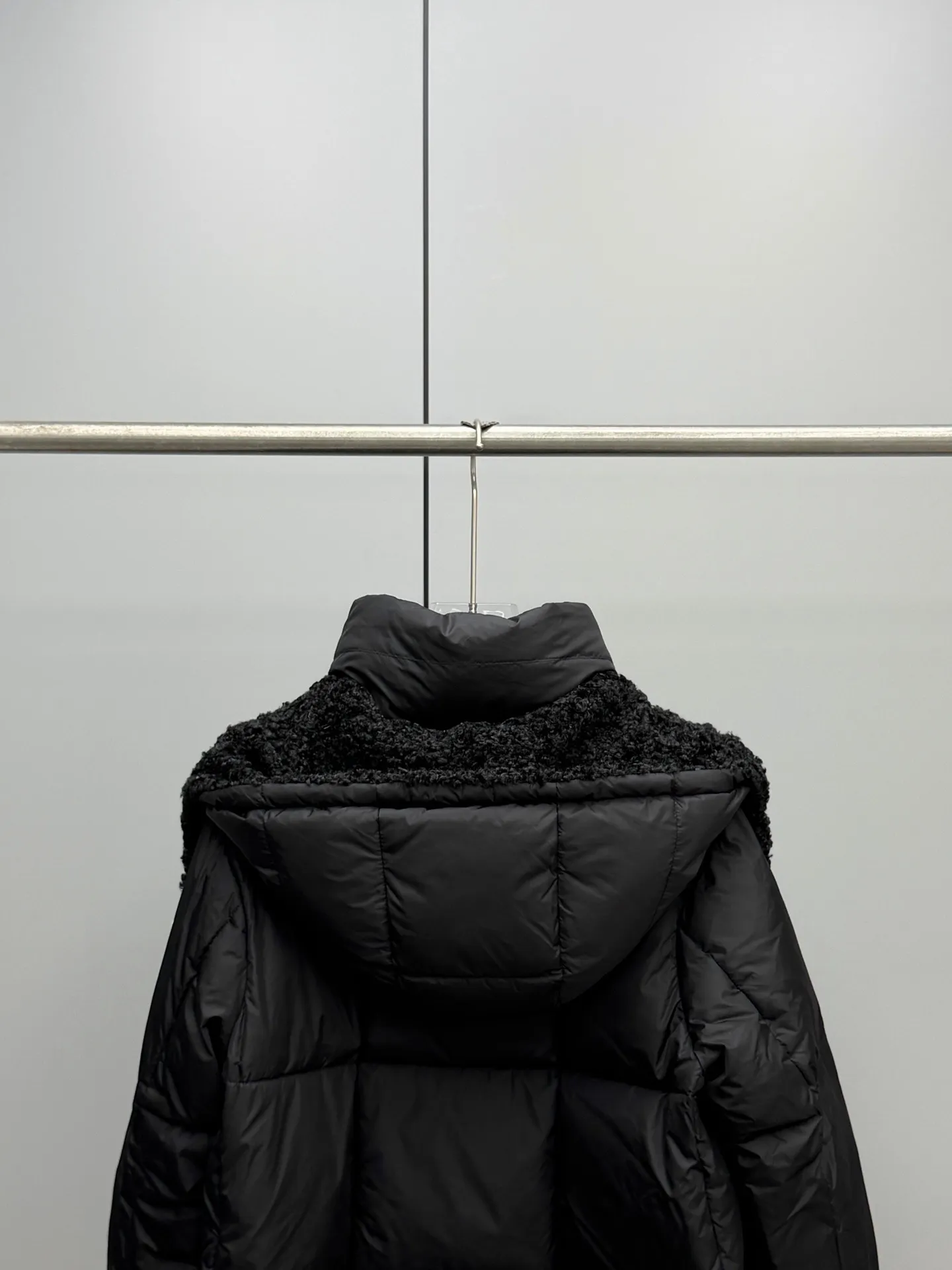 P920 MONCLER 2025 Autumn and Winter New Castelnou Contrast Color Teddy Removable Hat Short Bakery Down Jacket Use bold contrasting colors to interpret winter aesthetics. The detachable hood wrapped in teddy velvet fabric feels as soft and waxy as clouds, making it easy to switch styles; the short bread coat is three-dimensional and fluffy, hiding the body, and outlines a neat figure. The contrasting color design: breaks the conventional color combination and is unobtrusive. It instantly lights up the winter streets. The detachable teddy bear hat: can be worn twice, with a sense of ritual and practicality. It can be disassembled and instantly transformed into a stand-up collar fashion style. 90% white duck down filling: lightweight and temperature-locking, no fear of cold wave attack at -10°C. Short high-waist cut: optimized body proportions, small people can also wear long-legged aura! Color: Orange Khaki Black Size: 0-1-2