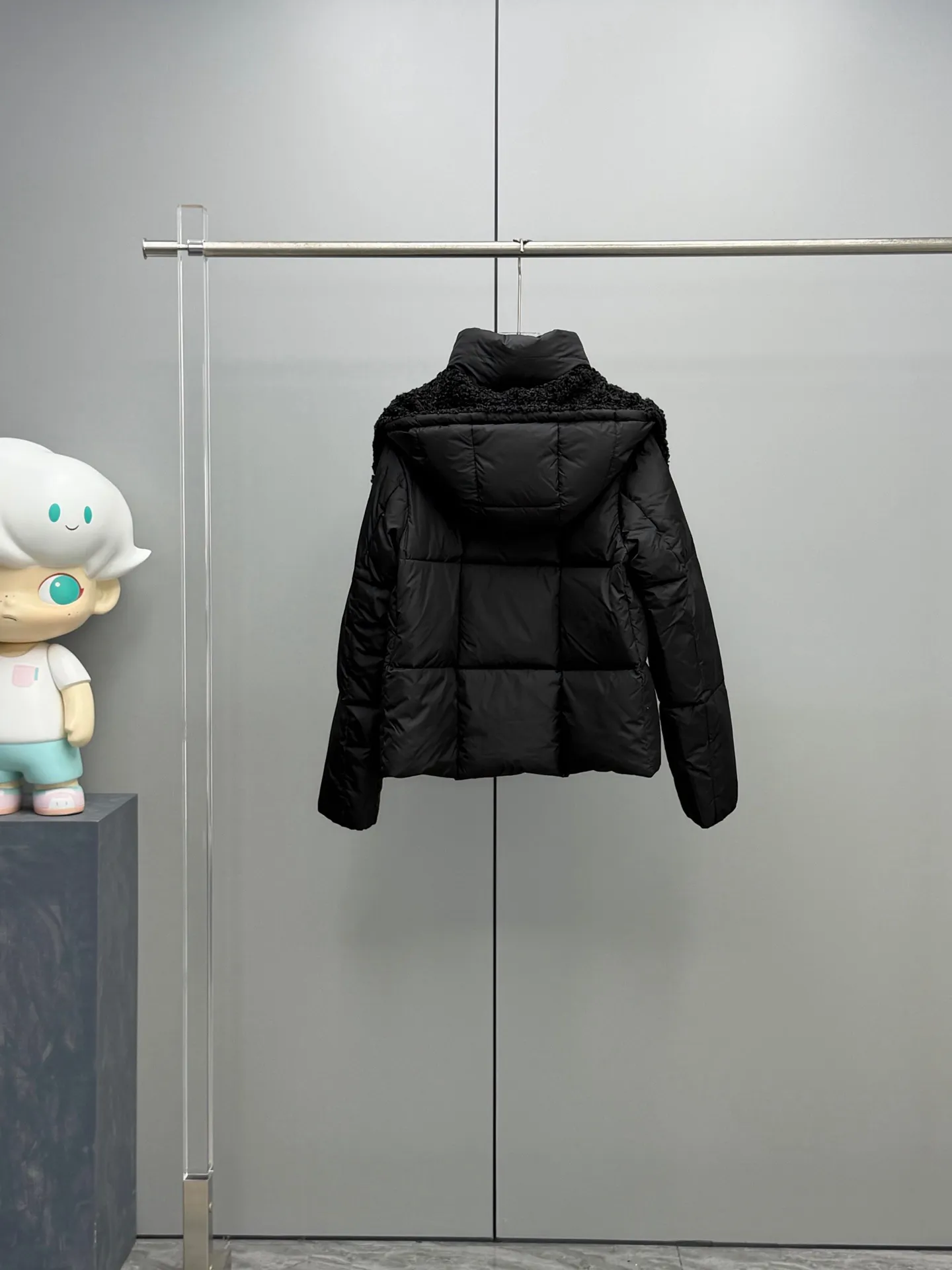 P920 MONCLER 2025 Autumn and Winter New Castelnou Contrast Color Teddy Removable Hat Short Bakery Down Jacket Use bold contrasting colors to interpret winter aesthetics. The detachable hood wrapped in teddy velvet fabric feels as soft and waxy as clouds, making it easy to switch styles; the short bread coat is three-dimensional and fluffy, hiding the body, and outlines a neat figure. The contrasting color design: breaks the conventional color combination and is unobtrusive. It instantly lights up the winter streets. The detachable teddy bear hat: can be worn twice, with a sense of ritual and practicality. It can be disassembled and instantly transformed into a stand-up collar fashion style. 90% white duck down filling: lightweight and temperature-locking, no fear of cold wave attack at -10°C. Short high-waist cut: optimized body proportions, small people can also wear long-legged aura! Color: Orange Khaki Black Size: 0-1-2