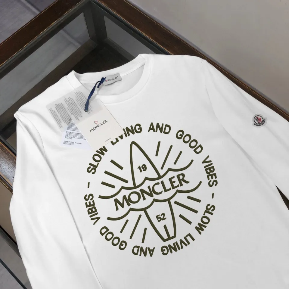 P180, a non-off-the-shelf model, you can trust it. Moncler printed long-sleeved T-shirt, 240g breathable cotton fabric, very soft and comfortable texture, does not shrink, does not deform, does not ball), can be worn alone as a base layer. Original customized accessories, collar label, care mark, hangtag, packaging (perfect details) Color: White Black Size: XS S M L