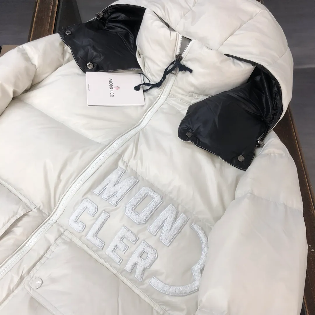 White P660 MONCLER Abbaye women's new autumn and winter short down jacket highlights Mon's fashion essence. Featuring rectangular quilting and a contrasting lining that refreshes the removable hood. The terry knitted logo embroidery adds a unique touch to the whole, making the clothing highly recognizable. It is very wearable. This one is enough to keep you warm in autumn and winter... High quality✅ Size: 0-1-2-3 (S-XL)