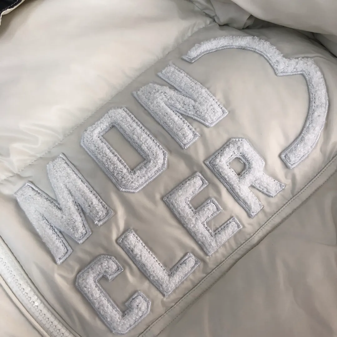 White P660 MONCLER Abbaye women's new autumn and winter short down jacket highlights Mon's fashion essence. Featuring rectangular quilting and a contrasting lining that refreshes the removable hood. The terry knitted logo embroidery adds a unique touch to the whole, making the clothing highly recognizable. It is very wearable. This one is enough to keep you warm in autumn and winter... High quality✅ Size: 0-1-2-3 (S-XL)