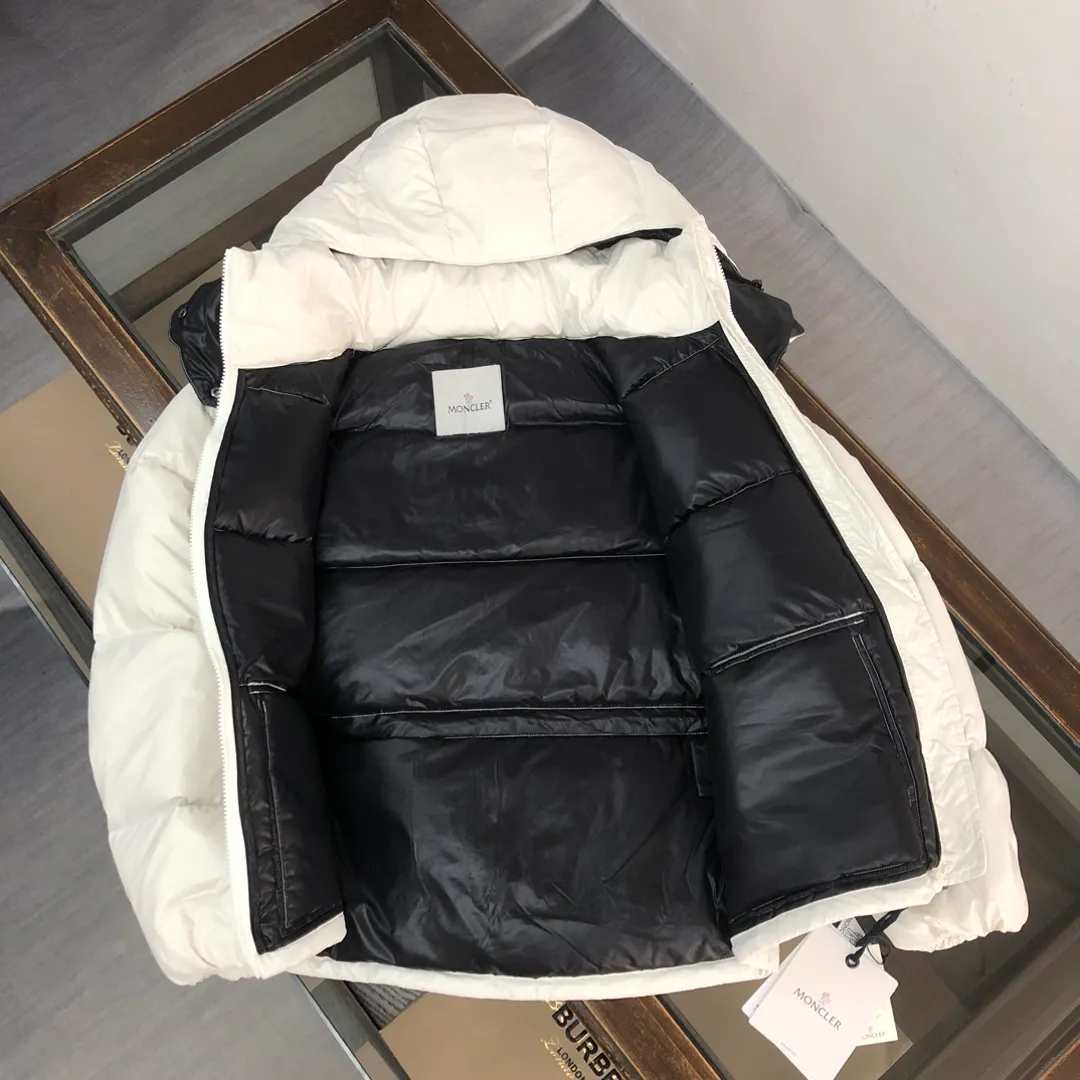 White P660 MONCLER Abbaye women's new autumn and winter short down jacket highlights Mon's fashion essence. Featuring rectangular quilting and a contrasting lining that refreshes the removable hood. The terry knitted logo embroidery adds a unique touch to the whole, making the clothing highly recognizable. It is very wearable. This one is enough to keep you warm in autumn and winter... High quality✅ Size: 0-1-2-3 (S-XL)