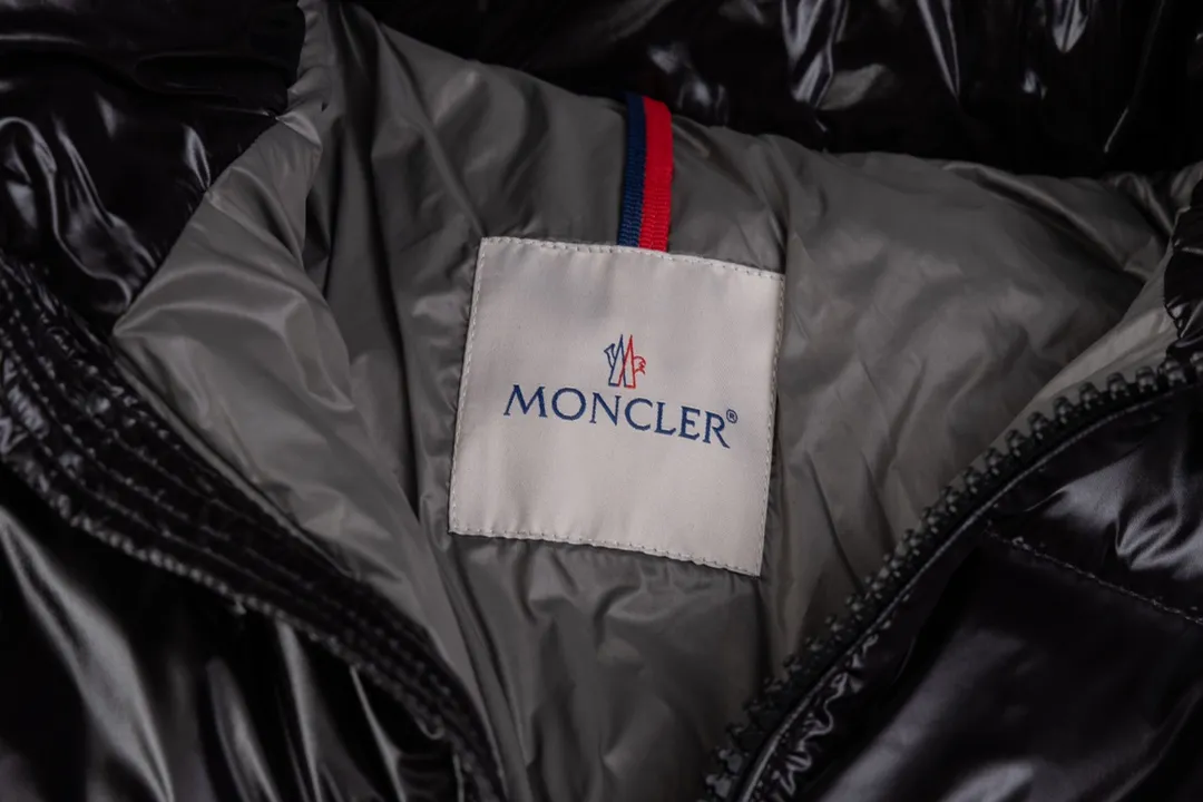 P670 The strongest down version MONCLER/Moncler #maya Maya Eason Chan's same style down jacket description: Influenced by the iconic outerwear of the 1980s, the Maya jacket re-examines the shapes in the moncler archives with modern style and cutting-edge elements. This is the brand's professional achievement in ski equipment. Both in terms of sport and style, this high-performance and positive-spirited jacket has all the elements that a competitive man needs to claim the title. Material process analysis: 1 Original NFC inductive anti-counterfeiting chip ② National standard 90% pure white goose down, lin exclusively uses top-grade down in the market, never fake goose down and a series of misunderstandings 3 Fabric: 100% nylon; Lining: 100% nylon, one of the best on the market, everything is customized according to the original version. The electroplated hardware produced by the original processing factory is all customized by the original factory, and is not a replica of various types on the market. ⑤Produced by a Mani factory, it has always been unambiguous in terms of quality. Everyone knows that the workers' craftsmanship, QA and QC quality inspection are not comparable to those of small factories in the market. Size: 1/2/3/4/5/6