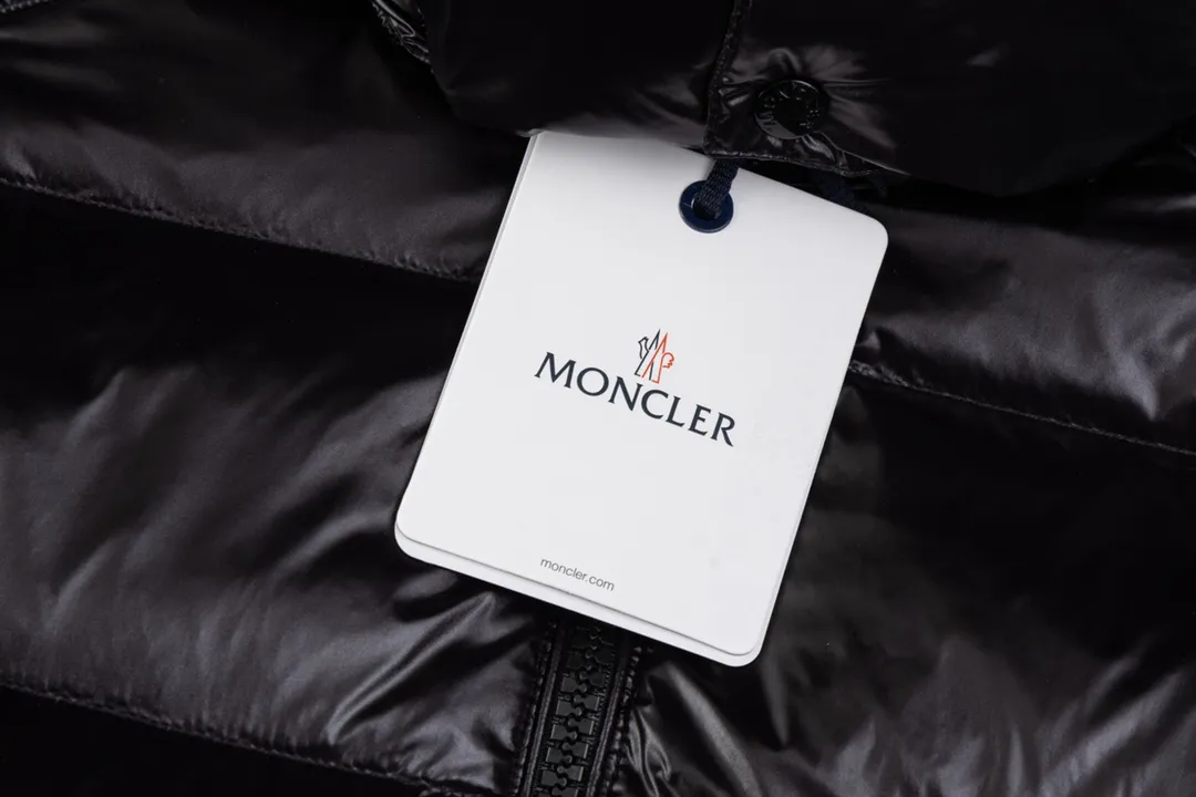 P670 The strongest down version MONCLER/Moncler #maya Maya Eason Chan's same style down jacket description: Influenced by the iconic outerwear of the 1980s, the Maya jacket re-examines the shapes in the moncler archives with modern style and cutting-edge elements. This is the brand's professional achievement in ski equipment. Both in terms of sport and style, this high-performance and positive-spirited jacket has all the elements that a competitive man needs to claim the title. Material process analysis: 1 Original NFC inductive anti-counterfeiting chip ② National standard 90% pure white goose down, lin exclusively uses top-grade down in the market, never fake goose down and a series of misunderstandings 3 Fabric: 100% nylon; Lining: 100% nylon, one of the best on the market, everything is customized according to the original version. The electroplated hardware produced by the original processing factory is all customized by the original factory, and is not a replica of various types on the market. ⑤Produced by a Mani factory, it has always been unambiguous in terms of quality. Everyone knows that the workers' craftsmanship, QA and QC quality inspection are not comparable to those of small factories in the market. Size: 1/2/3/4/5/6