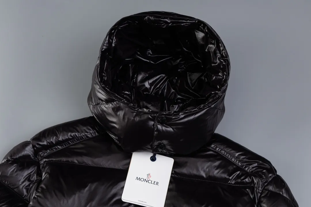 P670 The strongest down version MONCLER/Moncler #maya Maya Eason Chan's same style down jacket description: Influenced by the iconic outerwear of the 1980s, the Maya jacket re-examines the shapes in the moncler archives with modern style and cutting-edge elements. This is the brand's professional achievement in ski equipment. Both in terms of sport and style, this high-performance and positive-spirited jacket has all the elements that a competitive man needs to claim the title. Material process analysis: 1 Original NFC inductive anti-counterfeiting chip ② National standard 90% pure white goose down, lin exclusively uses top-grade down in the market, never fake goose down and a series of misunderstandings 3 Fabric: 100% nylon; Lining: 100% nylon, one of the best on the market, everything is customized according to the original version. The electroplated hardware produced by the original processing factory is all customized by the original factory, and is not a replica of various types on the market. ⑤Produced by a Mani factory, it has always been unambiguous in terms of quality. Everyone knows that the workers' craftsmanship, QA and QC quality inspection are not comparable to those of small factories in the market. Size: 1/2/3/4/5/6
