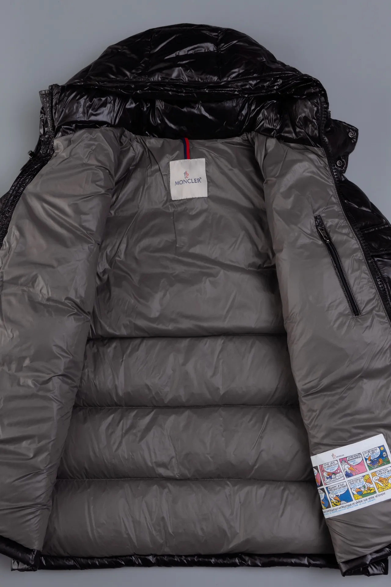 P670 The strongest down version MONCLER/Moncler #maya Maya Eason Chan's same style down jacket description: Influenced by the iconic outerwear of the 1980s, the Maya jacket re-examines the shapes in the moncler archives with modern style and cutting-edge elements. This is the brand's professional achievement in ski equipment. Both in terms of sport and style, this high-performance and positive-spirited jacket has all the elements that a competitive man needs to claim the title. Material process analysis: 1 Original NFC inductive anti-counterfeiting chip ② National standard 90% pure white goose down, lin exclusively uses top-grade down in the market, never fake goose down and a series of misunderstandings 3 Fabric: 100% nylon; Lining: 100% nylon, one of the best on the market, everything is customized according to the original version. The electroplated hardware produced by the original processing factory is all customized by the original factory, and is not a replica of various types on the market. ⑤Produced by a Mani factory, it has always been unambiguous in terms of quality. Everyone knows that the workers' craftsmanship, QA and QC quality inspection are not comparable to those of small factories in the market. Size: 1/2/3/4/5/6