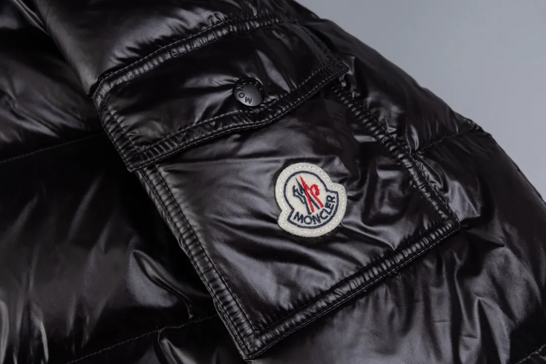 P670 The strongest down version MONCLER/Moncler #maya Maya Eason Chan's same style down jacket description: Influenced by the iconic outerwear of the 1980s, the Maya jacket re-examines the shapes in the moncler archives with modern style and cutting-edge elements. This is the brand's professional achievement in ski equipment. Both in terms of sport and style, this high-performance and positive-spirited jacket has all the elements that a competitive man needs to claim the title. Material process analysis: 1 Original NFC inductive anti-counterfeiting chip ② National standard 90% pure white goose down, lin exclusively uses top-grade down in the market, never fake goose down and a series of misunderstandings 3 Fabric: 100% nylon; Lining: 100% nylon, one of the best on the market, everything is customized according to the original version. The electroplated hardware produced by the original processing factory is all customized by the original factory, and is not a replica of various types on the market. ⑤Produced by a Mani factory, it has always been unambiguous in terms of quality. Everyone knows that the workers' craftsmanship, QA and QC quality inspection are not comparable to those of small factories in the market. Size: 1/2/3/4/5/6