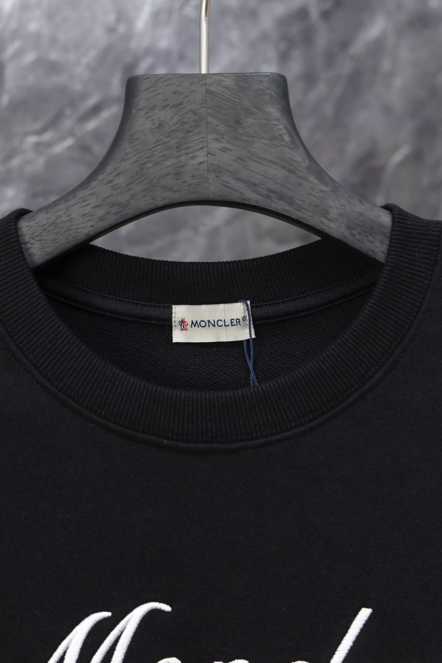 P210 Model No. J0166 MONCLER hooded sweatshirt with classic letter embroidery over the mouth. Made of 460g terry fabric with clear lines. Original order customization 1:1 with smooth and delicate lines. Better hand feel. Not easy to deform, not easy to shrink, not easy to fade. Maintains long-lasting beauty. Color Black White Size S-XL