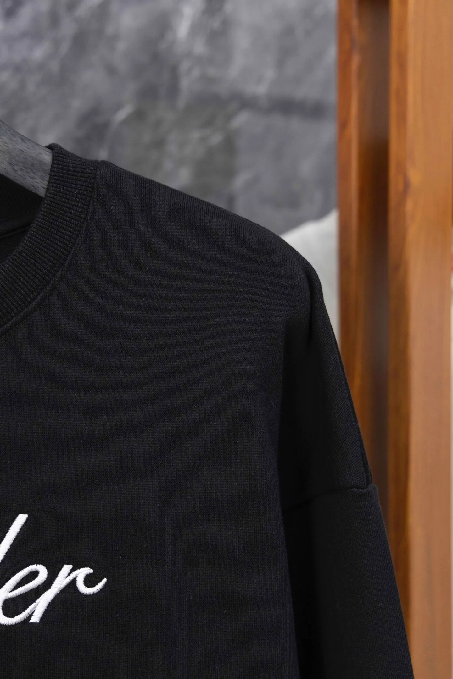 P210 Model No. J0166 MONCLER hooded sweatshirt with classic letter embroidery over the mouth. Made of 460g terry fabric with clear lines. Original order customization 1:1 with smooth and delicate lines. Better hand feel. Not easy to deform, not easy to shrink, not easy to fade. Maintains long-lasting beauty. Color Black White Size S-XL