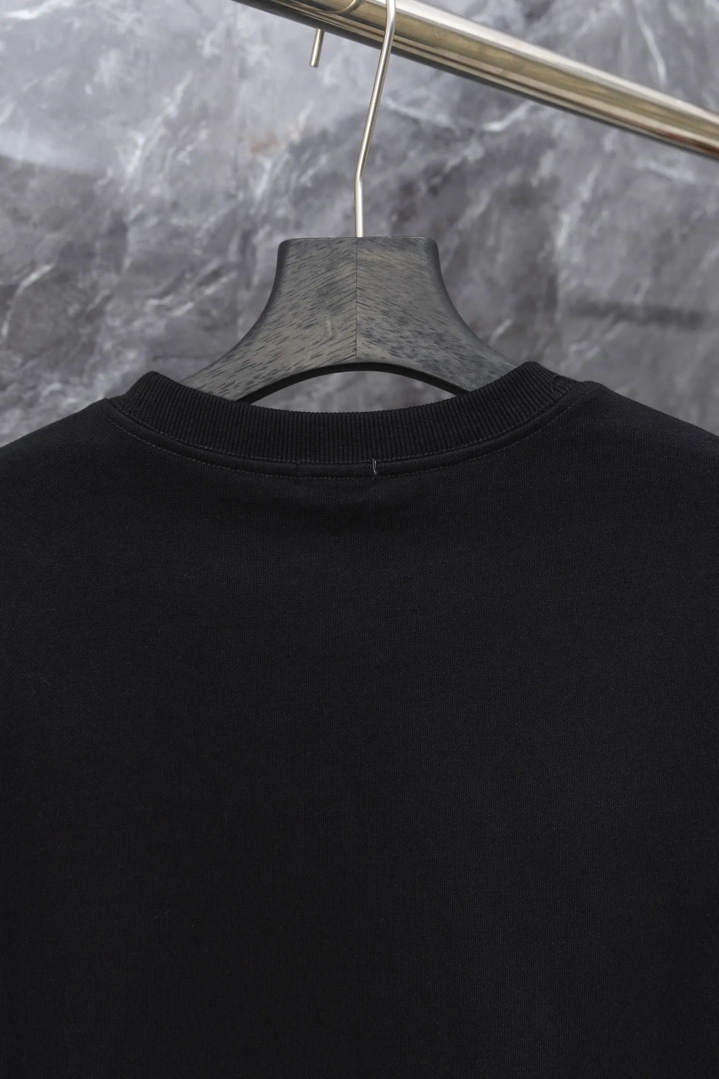 P210 Model No. J0166 MONCLER hooded sweatshirt with classic letter embroidery over the mouth. Made of 460g terry fabric with clear lines. Original order customization 1:1 with smooth and delicate lines. Better hand feel. Not easy to deform, not easy to shrink, not easy to fade. Maintains long-lasting beauty. Color Black White Size S-XL