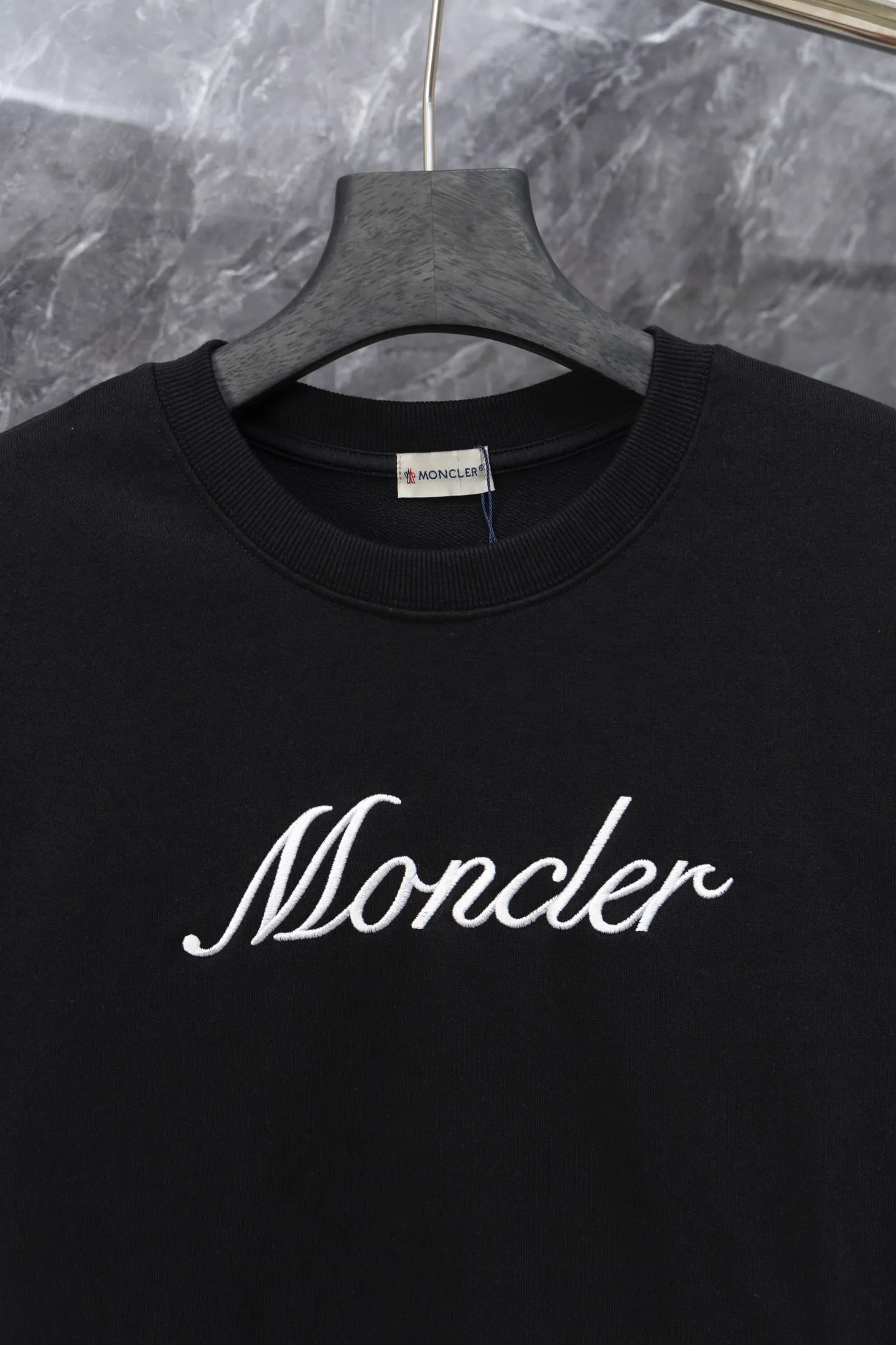 P210 Model No. J0166 MONCLER hooded sweatshirt with classic letter embroidery over the mouth. Made of 460g terry fabric with clear lines. Original order customization 1:1 with smooth and delicate lines. Better hand feel. Not easy to deform, not easy to shrink, not easy to fade. Maintains long-lasting beauty. Color Black White Size S-XL