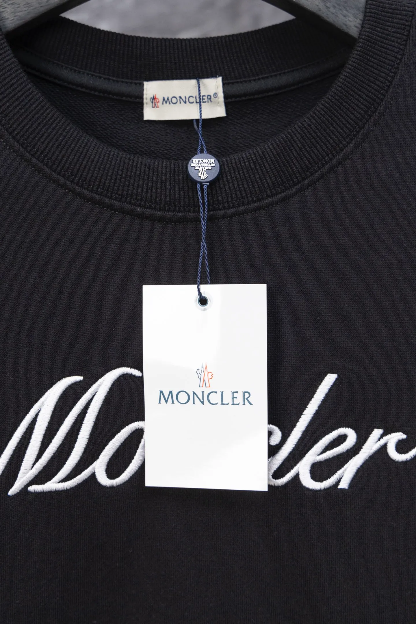 P210 Model No. J0166 MONCLER hooded sweatshirt with classic letter embroidery over the mouth. Made of 460g terry fabric with clear lines. Original order customization 1:1 with smooth and delicate lines. Better hand feel. Not easy to deform, not easy to shrink, not easy to fade. Maintains long-lasting beauty. Color Black White Size S-XL