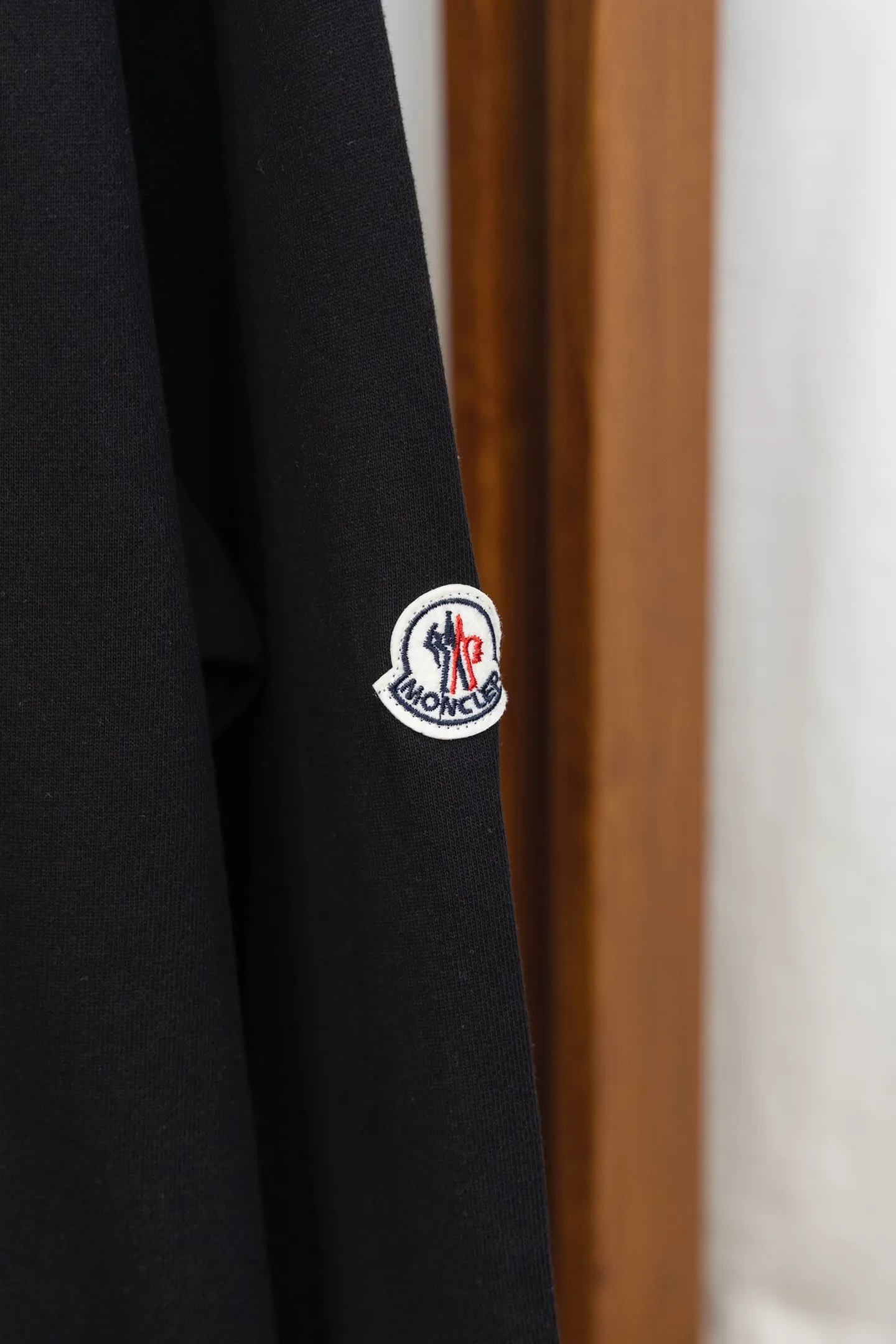 P210 Model No. J0166 MONCLER hooded sweatshirt with classic letter embroidery over the mouth. Made of 460g terry fabric with clear lines. Original order customization 1:1 with smooth and delicate lines. Better hand feel. Not easy to deform, not easy to shrink, not easy to fade. Maintains long-lasting beauty. Color Black White Size S-XL