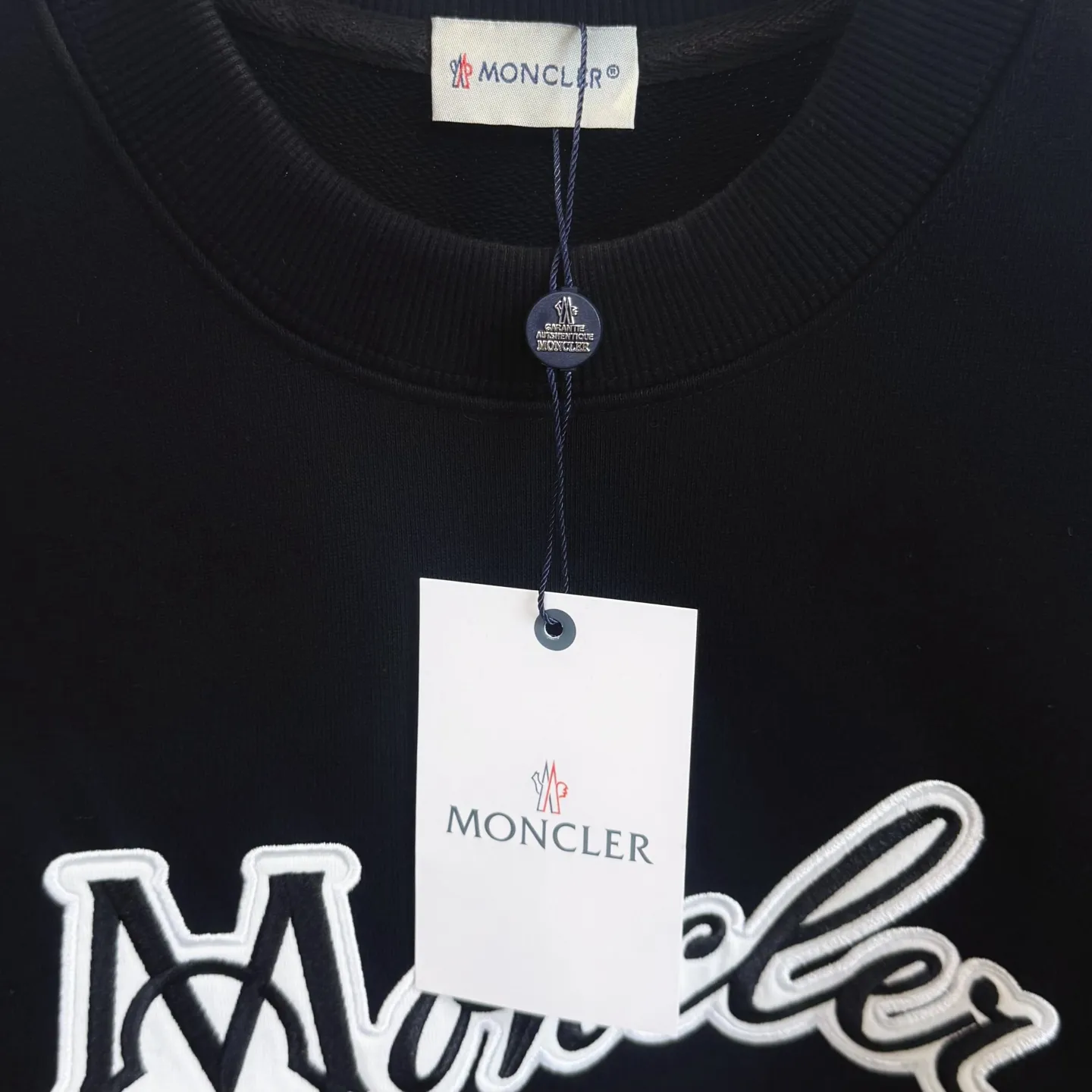 P220  款号X253 (黑白两色) MONCLER蒙口字母logo贴布刺绣圆领卫衣 面料采用400克毛圈高克重95棉5氢纶1×1双纱洗一辈子都不会变形的 男女同款 官网细节一致 全套包装 三标齐全 防潮纸 区别市场通货 随意对比  OS版型 最大可穿200斤上身舒服有型 颜色：黑 白Size: S-XL