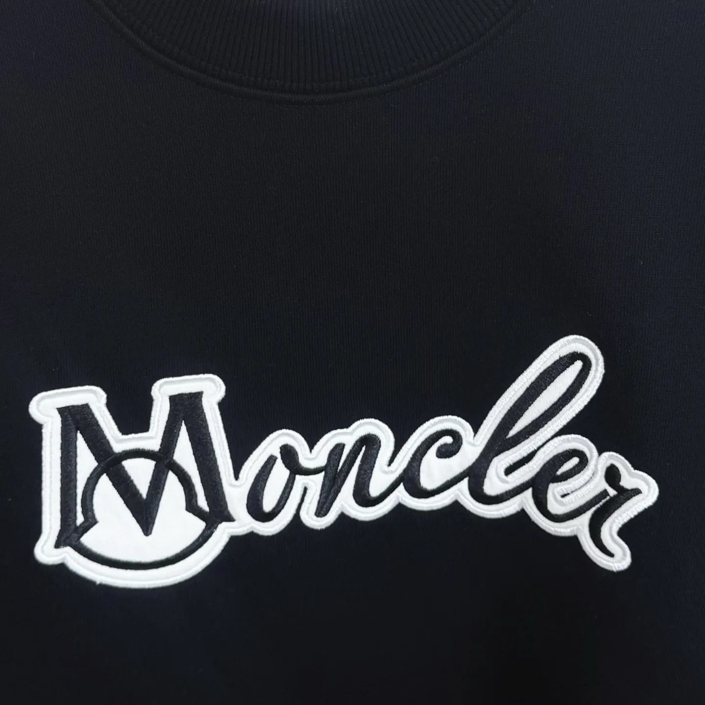 P220  款号X253 (黑白两色) MONCLER蒙口字母logo贴布刺绣圆领卫衣 面料采用400克毛圈高克重95棉5氢纶1×1双纱洗一辈子都不会变形的 男女同款 官网细节一致 全套包装 三标齐全 防潮纸 区别市场通货 随意对比  OS版型 最大可穿200斤上身舒服有型 颜色：黑 白Size: S-XL