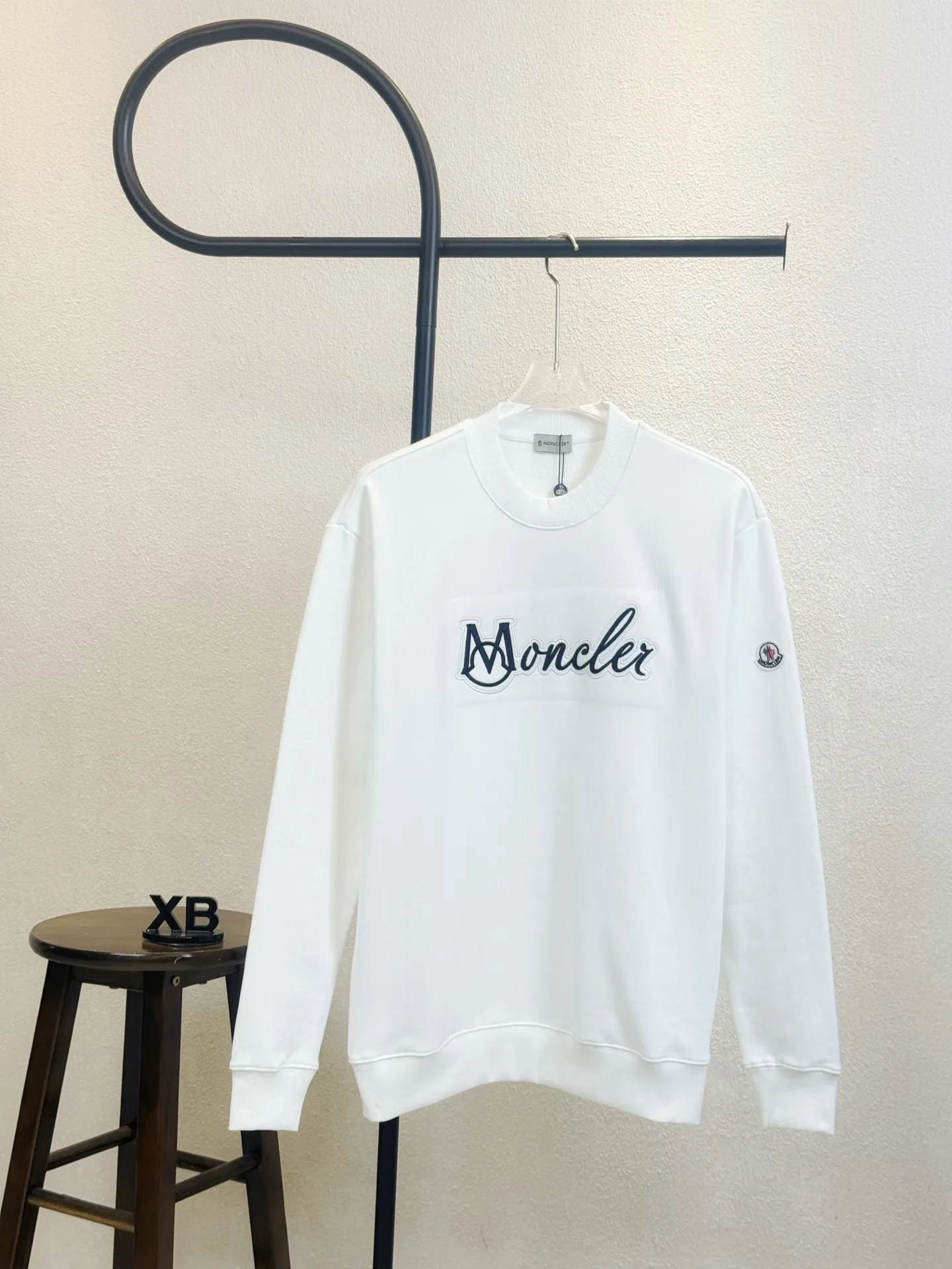 P220  款号X253 (黑白两色) MONCLER蒙口字母logo贴布刺绣圆领卫衣 面料采用400克毛圈高克重95棉5氢纶1×1双纱洗一辈子都不会变形的 男女同款 官网细节一致 全套包装 三标齐全 防潮纸 区别市场通货 随意对比  OS版型 最大可穿200斤上身舒服有型 颜色：黑 白Size: S-XL