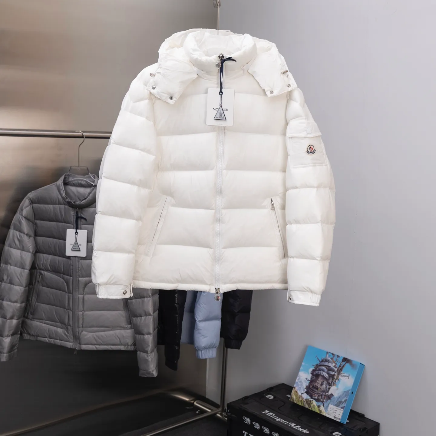 P670 2025 Autumn and Winter New Style🆕MONCLER MAYA Maya Unisex Down Jacket Unisex MONCLER / Moncler / Mouth New Each down jacket has been processed through at least 150 processes. The maximum fill power can reach 800➕ to make the wear warmer. 5A level standard. Use German anti-down needles up to 11 stitches every three centimeters. Precision sewing. Sleeve LOGO: Sleeve LOGO. Made of wool, the embroidery is made by Japanese Tajima machine. NFC chip: Sleeve wool embroidery label, and the inner wash label can verify the NFC chip. Fabric: Lightly waterproof and breathable nylon cloth. Filling: 90% white duck down. Made of the best cloud velvet. Very high fluffy and very warm. Zipper: electroplated engraved logo zipper. Consistent with the original version. Embroidery: made by Japanese Tajima embroidery machine. Accessories: main label, washable label, hangtag. All packaging is original and complete.