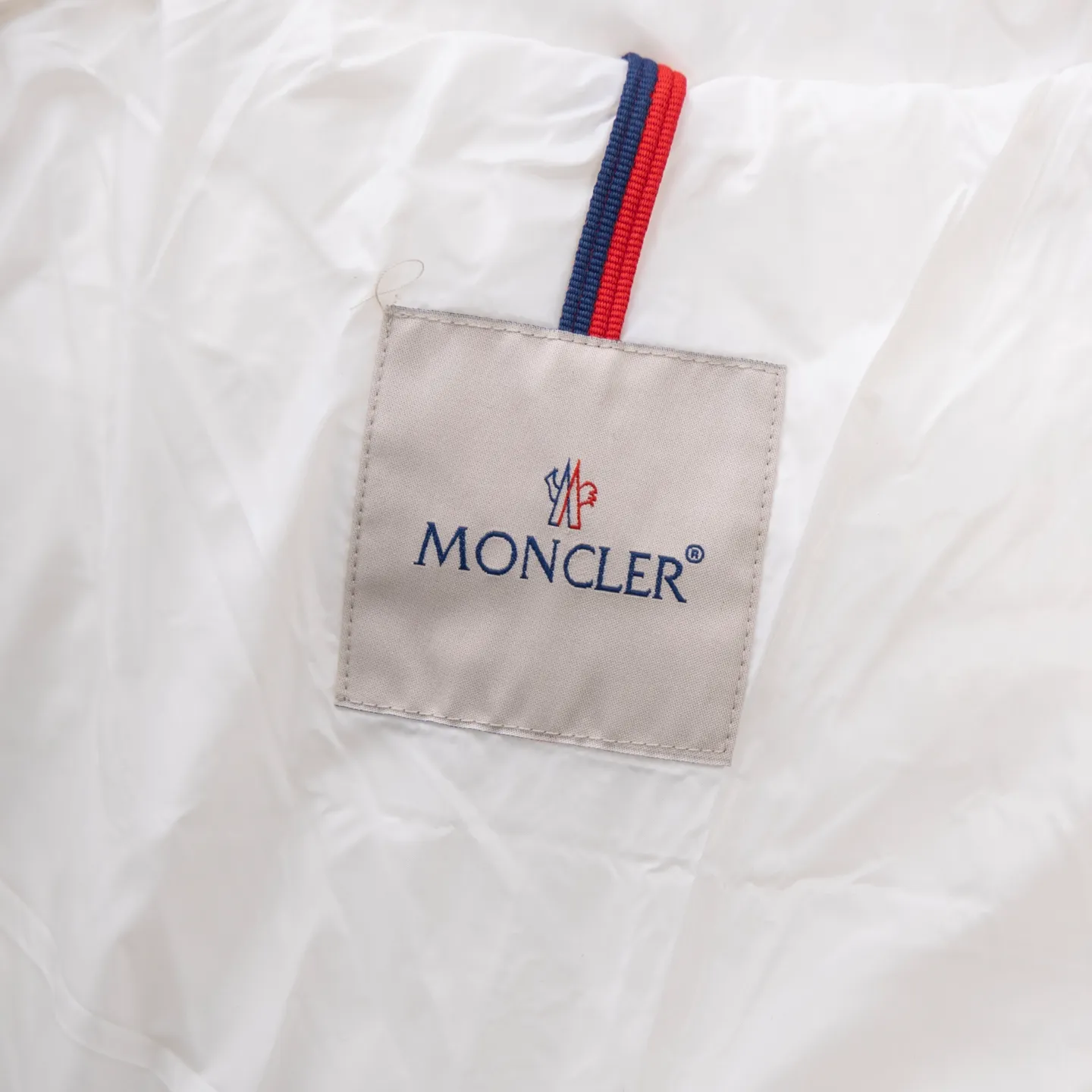 P670 2025 Autumn and Winter New Style🆕MONCLER MAYA Maya Unisex Down Jacket Unisex MONCLER / Moncler / Mouth New Each down jacket has been processed through at least 150 processes. The maximum fill power can reach 800➕ to make the wear warmer. 5A level standard. Use German anti-down needles up to 11 stitches every three centimeters. Precision sewing. Sleeve LOGO: Sleeve LOGO. Made of wool, the embroidery is made by Japanese Tajima machine. NFC chip: Sleeve wool embroidery label, and the inner wash label can verify the NFC chip. Fabric: Lightly waterproof and breathable nylon cloth. Filling: 90% white duck down. Made of the best cloud velvet. Very high fluffy and very warm. Zipper: electroplated engraved logo zipper. Consistent with the original version. Embroidery: made by Japanese Tajima embroidery machine. Accessories: main label, washable label, hangtag. All packaging is original and complete.