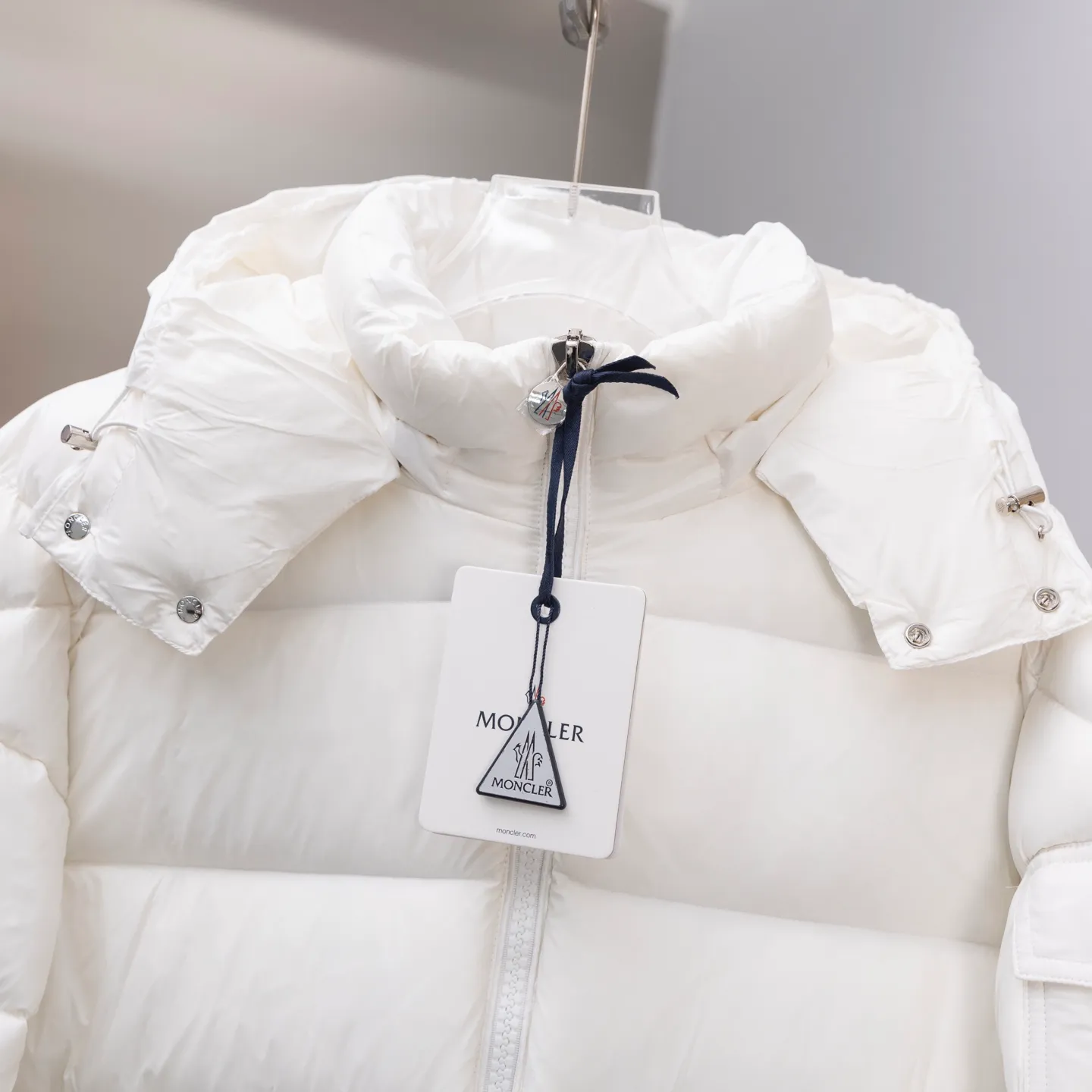 P670 2025 Autumn and Winter New Style🆕MONCLER MAYA Maya Unisex Down Jacket Unisex MONCLER / Moncler / Mouth New Each down jacket has been processed through at least 150 processes. The maximum fill power can reach 800➕ to make the wear warmer. 5A level standard. Use German anti-down needles up to 11 stitches every three centimeters. Precision sewing. Sleeve LOGO: Sleeve LOGO. Made of wool, the embroidery is made by Japanese Tajima machine. NFC chip: Sleeve wool embroidery label, and the inner wash label can verify the NFC chip. Fabric: Lightly waterproof and breathable nylon cloth. Filling: 90% white duck down. Made of the best cloud velvet. Very high fluffy and very warm. Zipper: electroplated engraved logo zipper. Consistent with the original version. Embroidery: made by Japanese Tajima embroidery machine. Accessories: main label, washable label, hangtag. All packaging is original and complete.