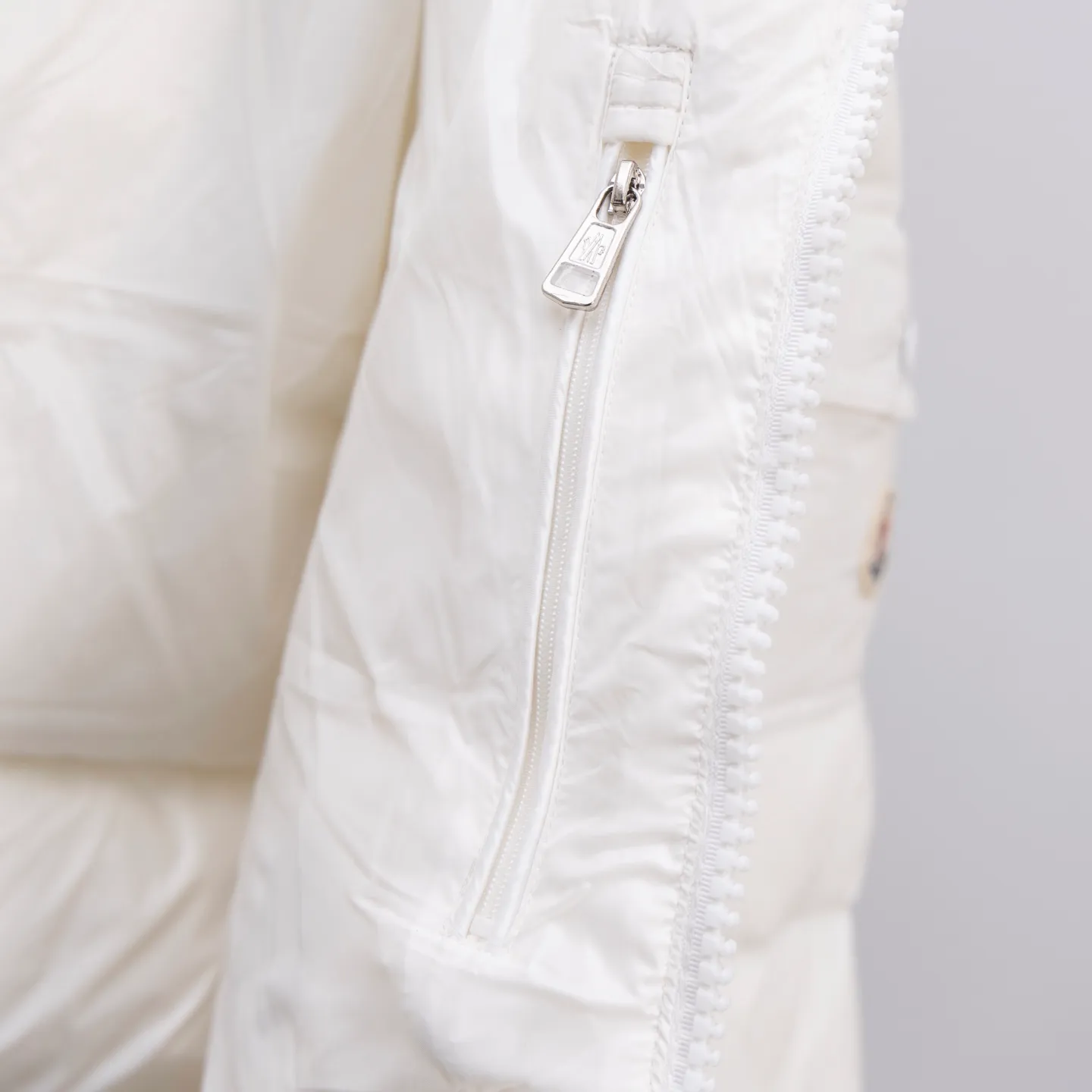 P670 2025 Autumn and Winter New Style🆕MONCLER MAYA Maya Unisex Down Jacket Unisex MONCLER / Moncler / Mouth New Each down jacket has been processed through at least 150 processes. The maximum fill power can reach 800➕ to make the wear warmer. 5A level standard. Use German anti-down needles up to 11 stitches every three centimeters. Precision sewing. Sleeve LOGO: Sleeve LOGO. Made of wool, the embroidery is made by Japanese Tajima machine. NFC chip: Sleeve wool embroidery label, and the inner wash label can verify the NFC chip. Fabric: Lightly waterproof and breathable nylon cloth. Filling: 90% white duck down. Made of the best cloud velvet. Very high fluffy and very warm. Zipper: electroplated engraved logo zipper. Consistent with the original version. Embroidery: made by Japanese Tajima embroidery machine. Accessories: main label, washable label, hangtag. All packaging is original and complete.