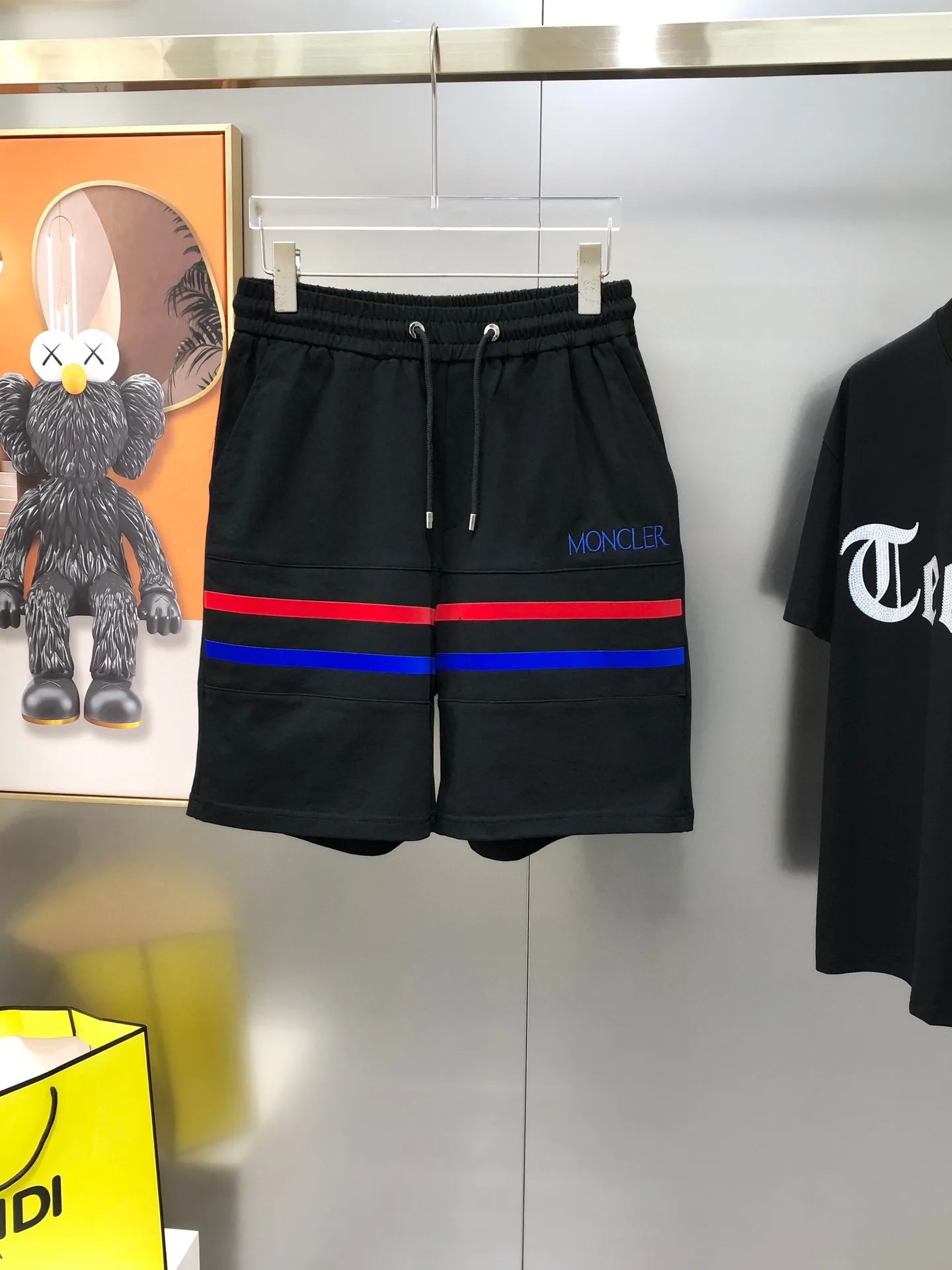 P560 Brand [MONCLER Mouth Covered] 2025 round neck short-sleeved shorts suit. The pure cotton fabric upper body will not be stuffy. The smooth and comfortable skin-friendly effect is more breathable. The fabric has its own texture. Classic logo technology. A new interpretation from a unique angle. Fashionable and versatile! Size: M-3XL (maximum wear: 190 pounds)