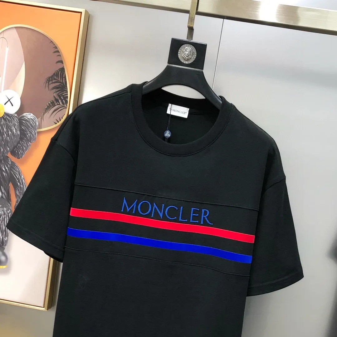 P560 Brand [MONCLER Mouth Covered] 2025 round neck short-sleeved shorts suit. The pure cotton fabric upper body will not be stuffy. The smooth and comfortable skin-friendly effect is more breathable. The fabric has its own texture. Classic logo technology. A new interpretation from a unique angle. Fashionable and versatile! Size: M-3XL (maximum wear: 190 pounds)