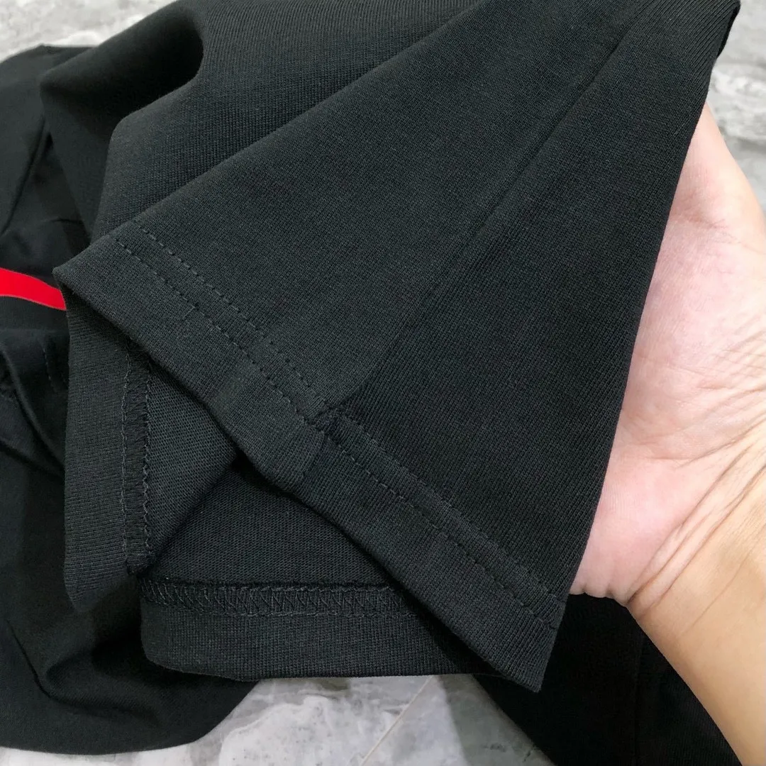 P560 Brand [MONCLER Mouth Covered] 2025 round neck short-sleeved shorts suit. The pure cotton fabric upper body will not be stuffy. The smooth and comfortable skin-friendly effect is more breathable. The fabric has its own texture. Classic logo technology. A new interpretation from a unique angle. Fashionable and versatile! Size: M-3XL (maximum wear: 190 pounds)