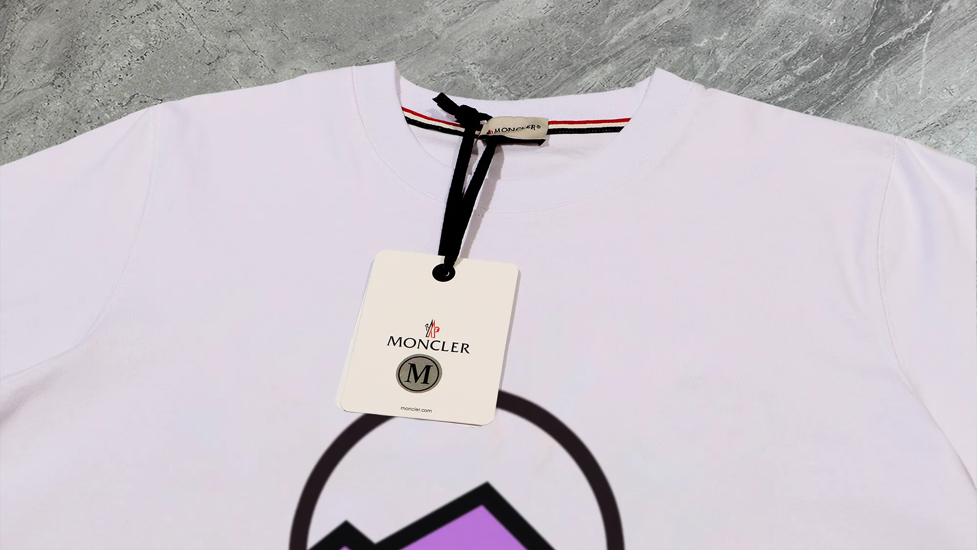 P210 High-version sweatshirt) [Long-term stock] 〖𝐌𝐎𝐍𝐂𝐋𝐄𝐑~Mask〗 Made of 440g heavy-weight fabric. It is different from the market currency. It can be matched with any variety and is properly handsome. 😎The whole dress is made of double waistcoats. The double waistcoats make the whole dress more three-dimensional. Not ordinary factories can do such fine work. 2025 Spring runway version of the T stage, on sale at the counter, round neck terry sweatshirt, high-end double-strand pure cotton, custom-made stretch ribs, dyed in the same vat, complete with three standards, matched with exquisite embroidered LOGO on the chest, simple and advanced, same style for men and women. Color: black, apricot, white, size: S M L XL 2XL