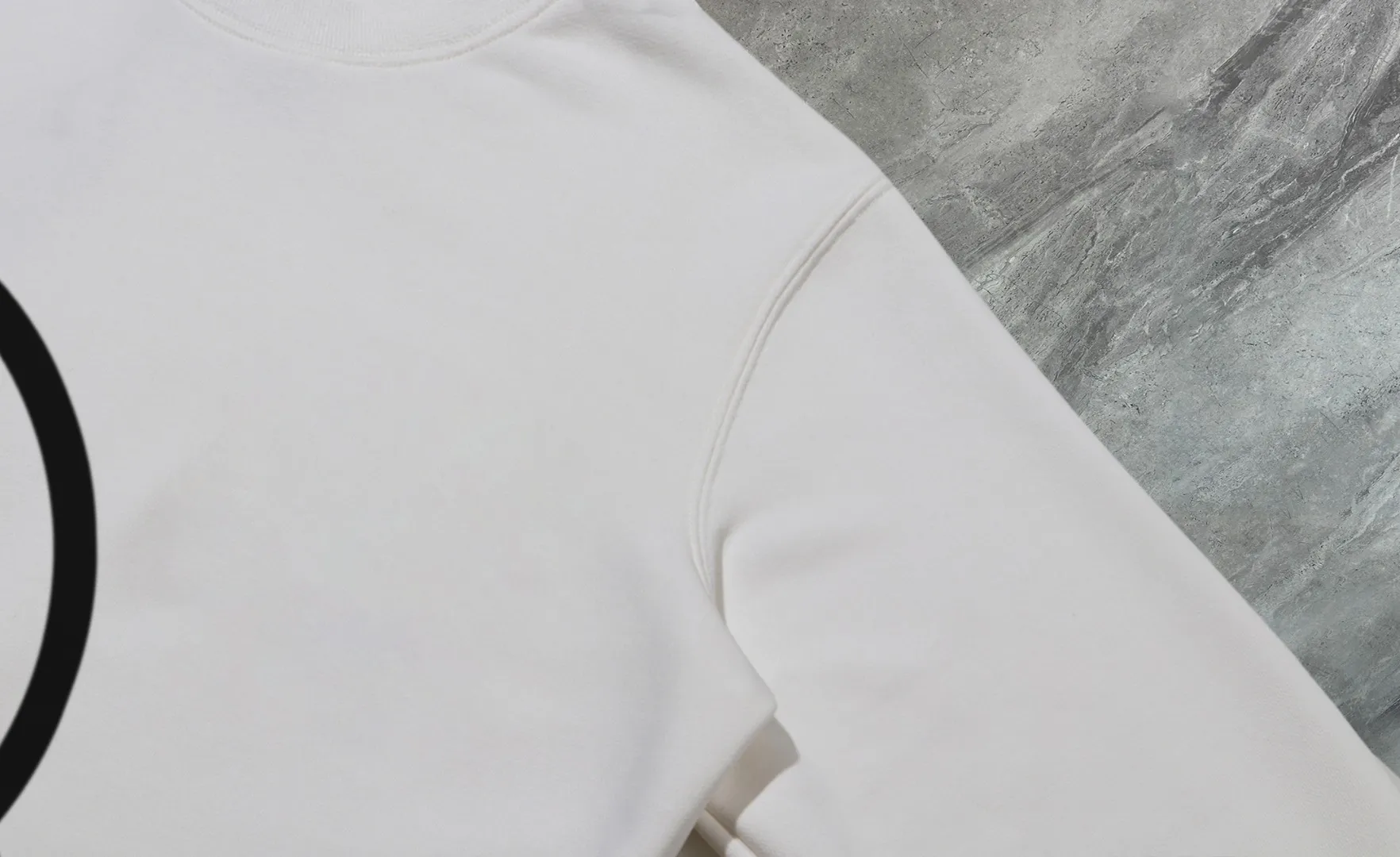 P210 High-version sweatshirt) [Long-term stock] 〖𝐌𝐎𝐍𝐂𝐋𝐄𝐑~Mask〗 Made of 440g heavy-weight fabric. It is different from the market currency. It can be matched with any variety and is properly handsome. 😎The whole dress is made of double waistcoats. The double waistcoats make the whole dress more three-dimensional. Not ordinary factories can do such fine work. 2025 Spring runway version of the T stage, on sale at the counter, round neck terry sweatshirt, high-end double-strand pure cotton, custom-made stretch ribs, dyed in the same vat, complete with three standards, matched with exquisite embroidered LOGO on the chest, simple and advanced, same style for men and women. Color: black, apricot, white, size: S M L XL 2XL