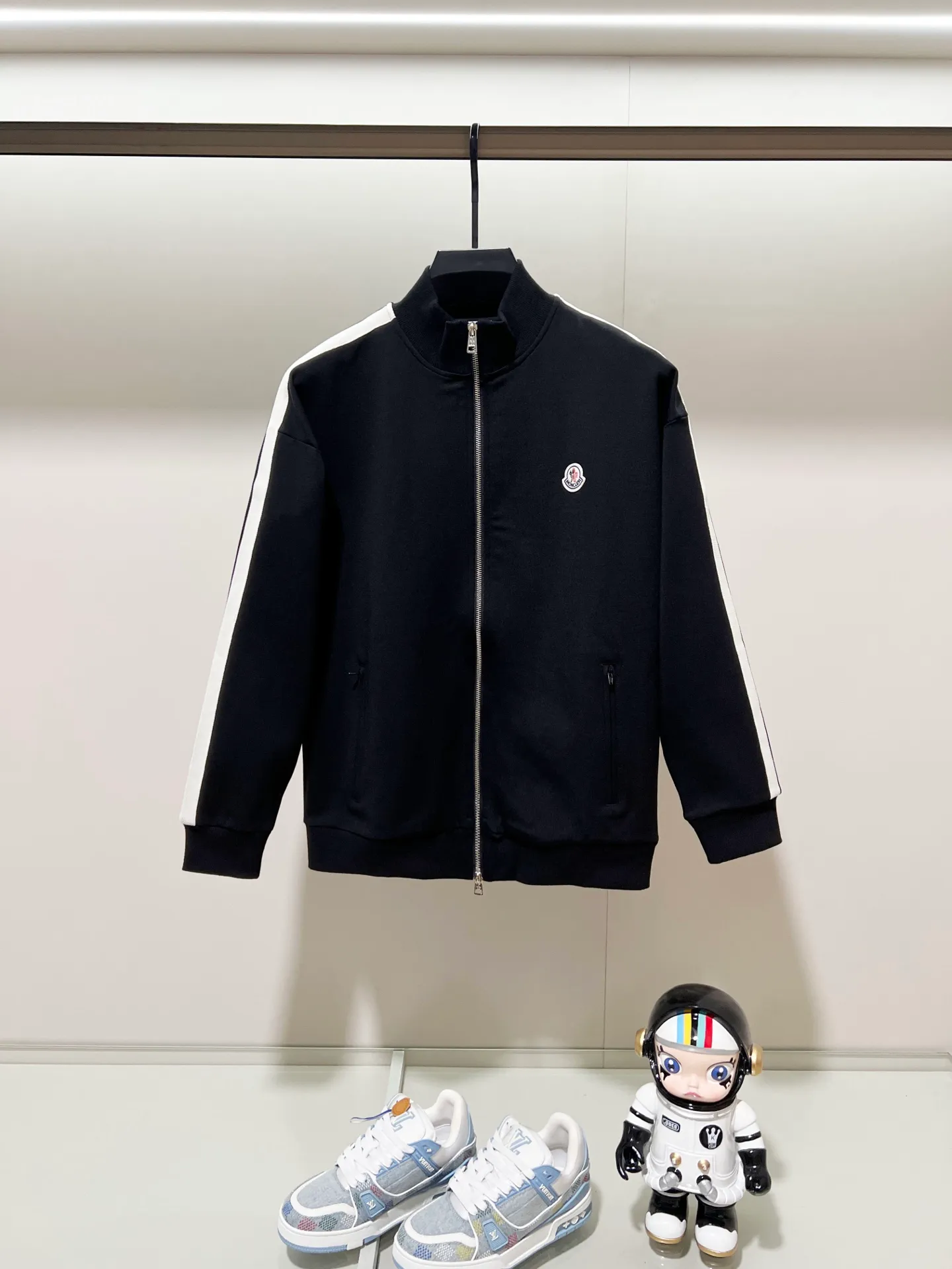 P270 MONCLER/Mask Customized fabric suit zipper jacket Simple side webbing splicing craftsmanship brand chapter logo Official synchronization High version High quality Fashion personality Versatile trend Pure original quality Original fabric Hang tag Collar label Washed wheat Complete with three standards Color: Black. Blue. Gray. Size: S-2XL