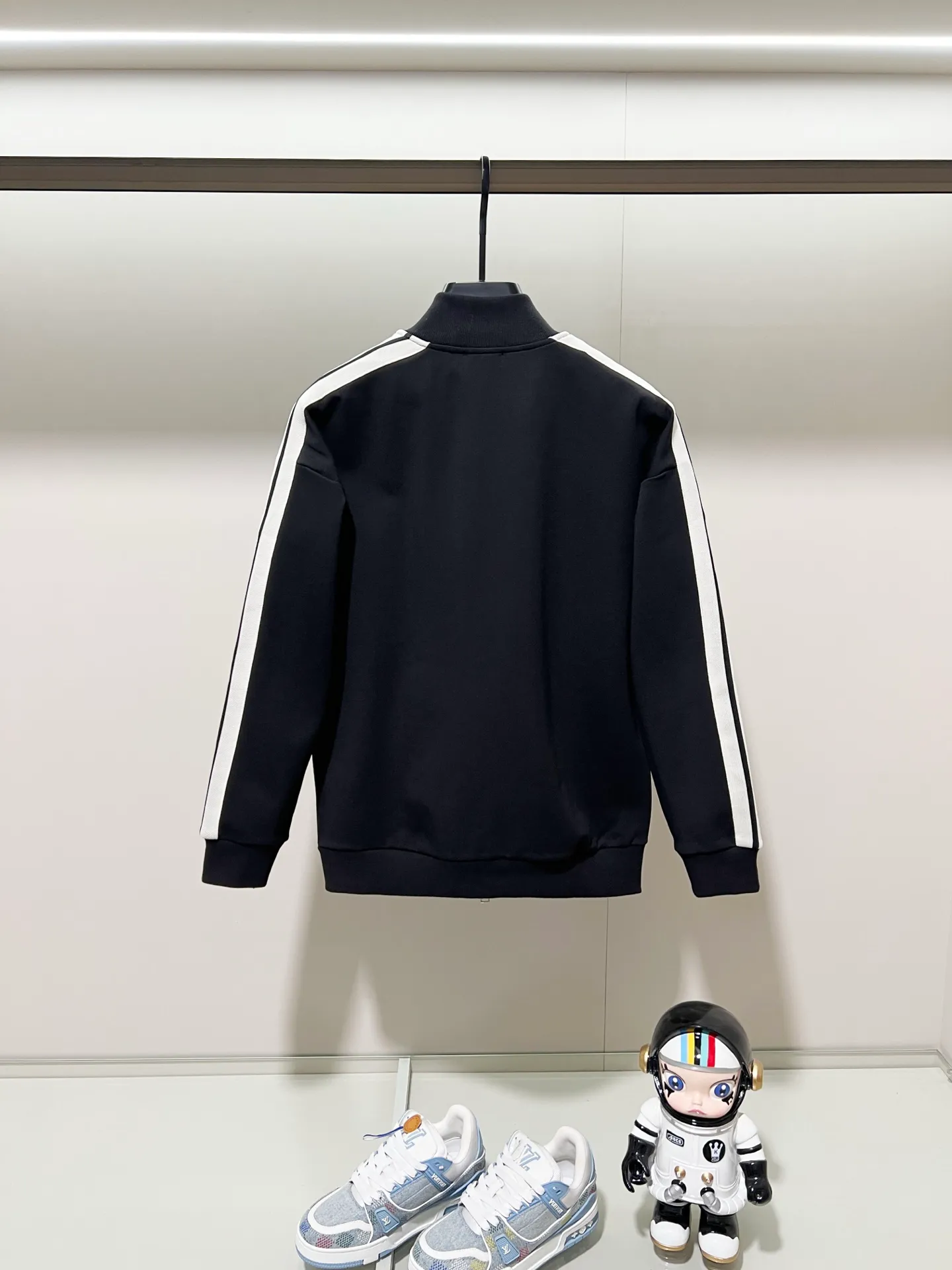 P270 MONCLER/Mask Customized fabric suit zipper jacket Simple side webbing splicing craftsmanship brand chapter logo Official synchronization High version High quality Fashion personality Versatile trend Pure original quality Original fabric Hang tag Collar label Washed wheat Complete with three standards Color: Black. Blue. Gray. Size: S-2XL
