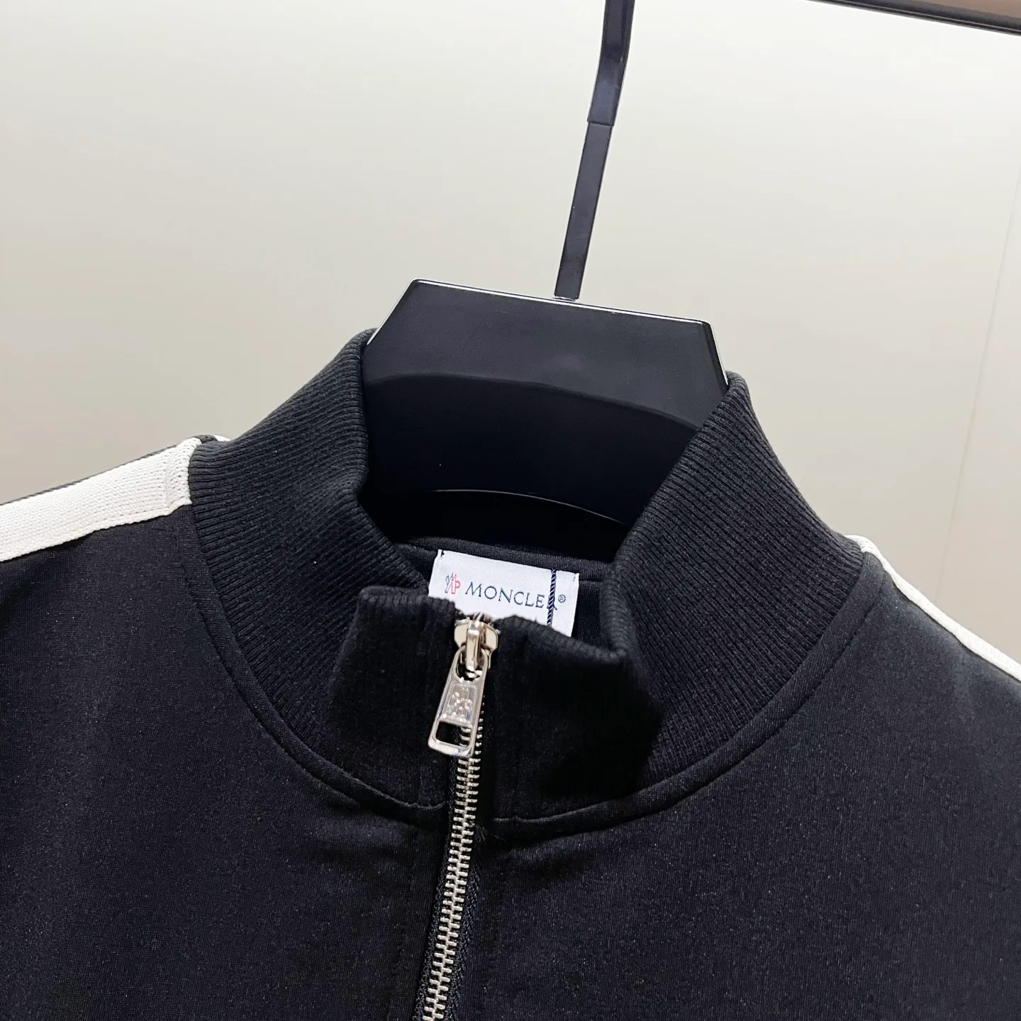 P270 MONCLER/Mask Customized fabric suit zipper jacket Simple side webbing splicing craftsmanship brand chapter logo Official synchronization High version High quality Fashion personality Versatile trend Pure original quality Original fabric Hang tag Collar label Washed wheat Complete with three standards Color: Black. Blue. Gray. Size: S-2XL