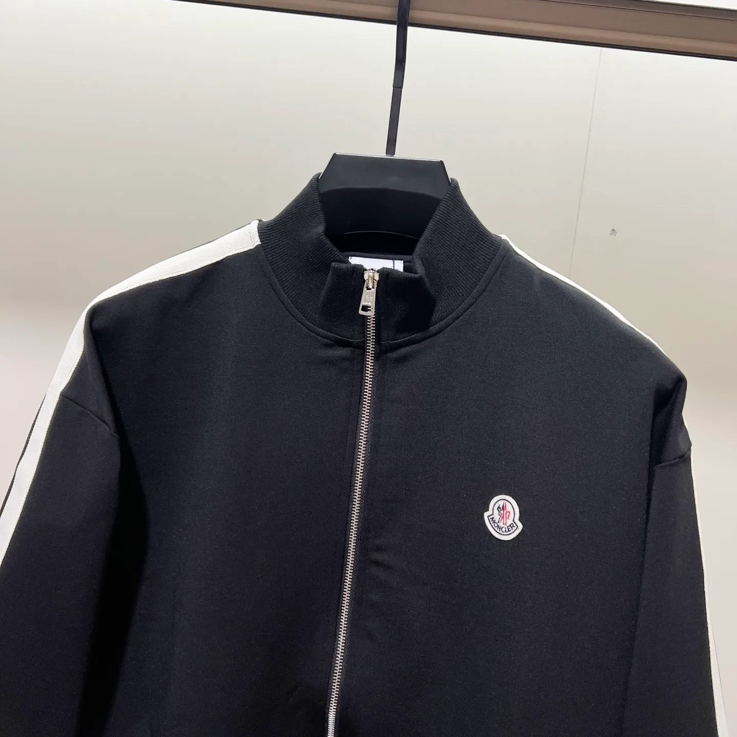 P270 MONCLER/Mask Customized fabric suit zipper jacket Simple side webbing splicing craftsmanship brand chapter logo Official synchronization High version High quality Fashion personality Versatile trend Pure original quality Original fabric Hang tag Collar label Washed wheat Complete with three standards Color: Black. Blue. Gray. Size: S-2XL