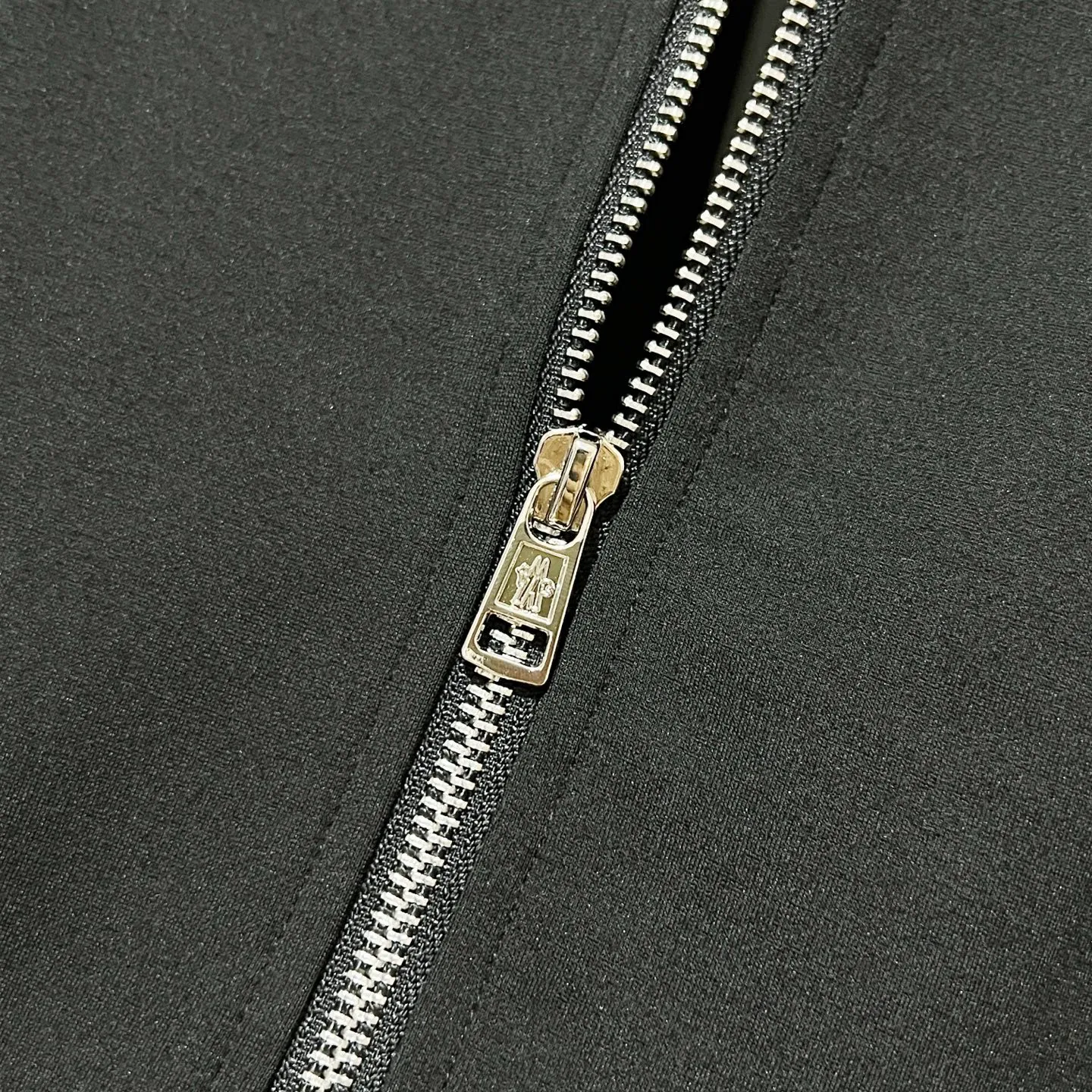 P270 MONCLER/Mask Customized fabric suit zipper jacket Simple side webbing splicing craftsmanship brand chapter logo Official synchronization High version High quality Fashion personality Versatile trend Pure original quality Original fabric Hang tag Collar label Washed wheat Complete with three standards Color: Black. Blue. Gray. Size: S-2XL
