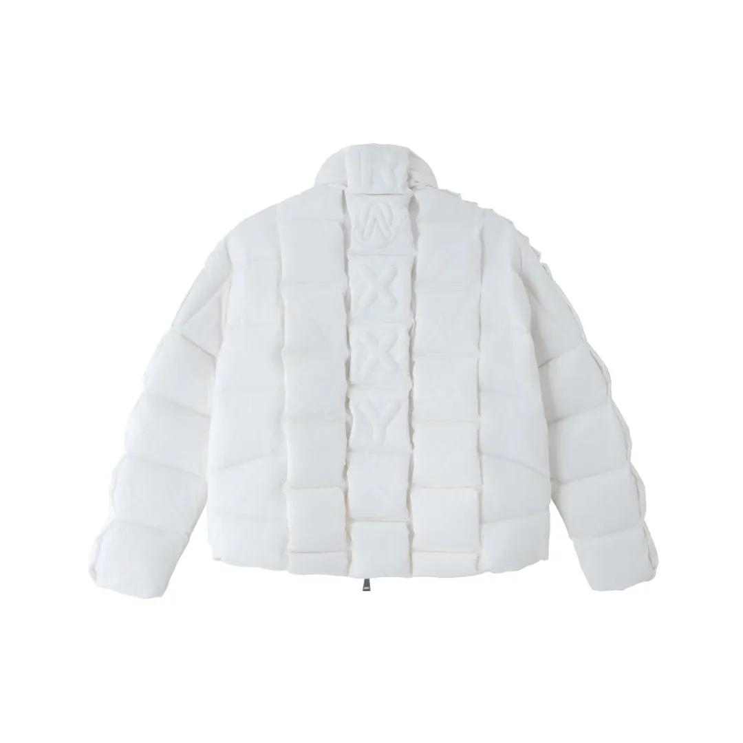 MONCLER The embroidery is made by Japanese Tajima machine. NFC chip: Both the wool embroidery label on the sleeves and the inner wash label can verify the NFC chip. Fabric: Light waterproof and breathable nylon cloth. Filling: 90% white duck down. Made of the best cloud velvet. Very high fluffiness. Very warm. Zipper: electroplated engraved logo zipper consistent with the original version. Embroidery: made by Japanese Tajima embroidery machine. Accessories: main label, wash label, hang tag. All packaging is original and consistent.