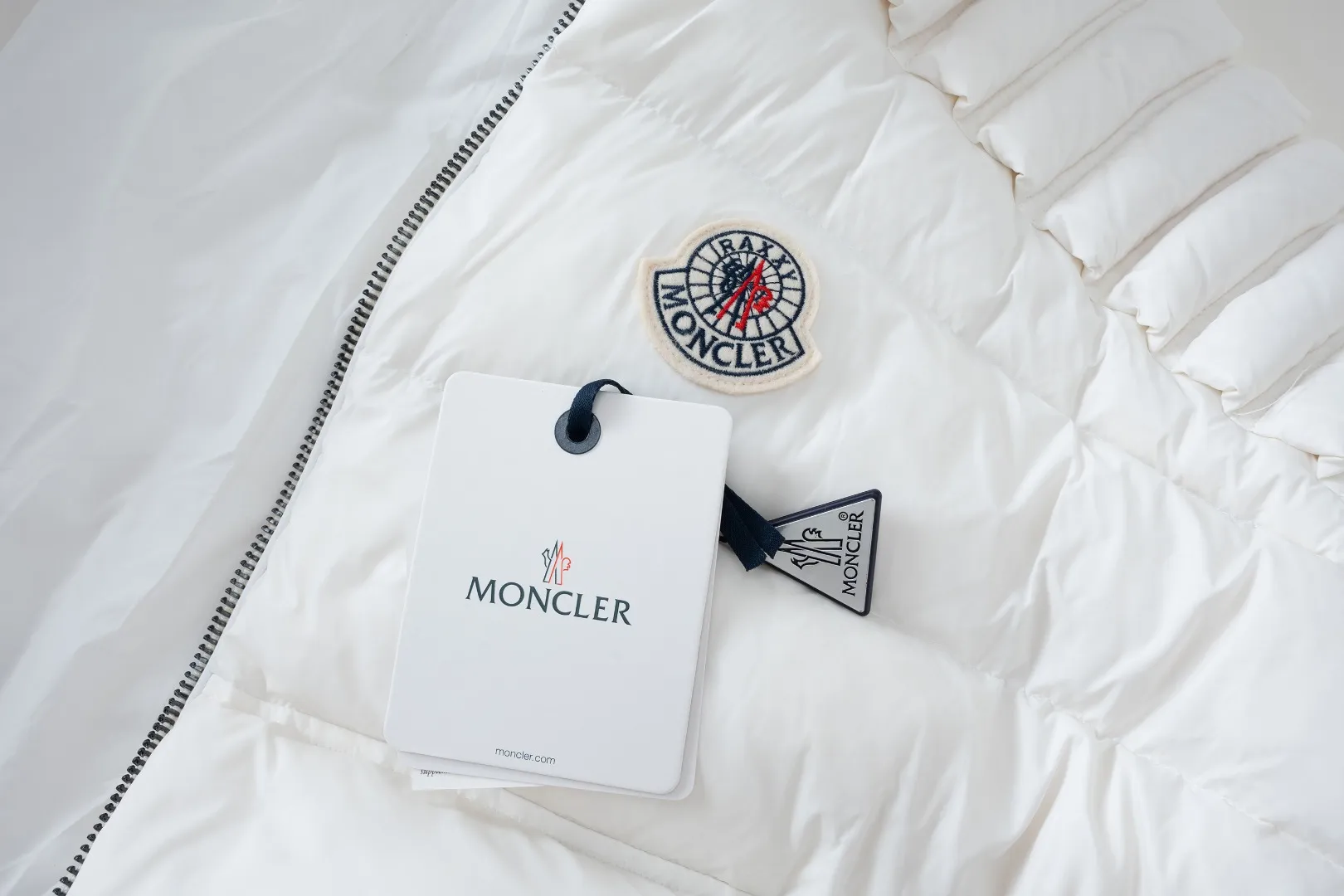MONCLER The embroidery is made by Japanese Tajima machine. NFC chip: Both the wool embroidery label on the sleeves and the inner wash label can verify the NFC chip. Fabric: Light waterproof and breathable nylon cloth. Filling: 90% white duck down. Made of the best cloud velvet. Very high fluffiness. Very warm. Zipper: electroplated engraved logo zipper consistent with the original version. Embroidery: made by Japanese Tajima embroidery machine. Accessories: main label, wash label, hang tag. All packaging is original and consistent.