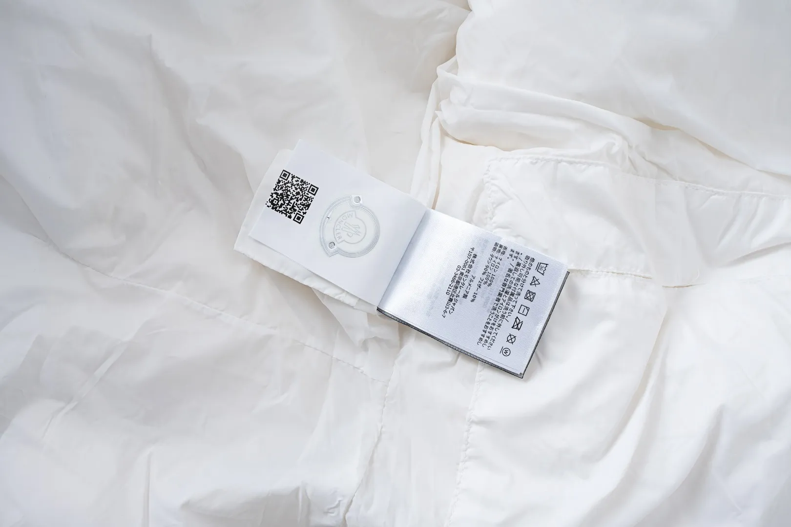 MONCLER The embroidery is made by Japanese Tajima machine. NFC chip: Both the wool embroidery label on the sleeves and the inner wash label can verify the NFC chip. Fabric: Light waterproof and breathable nylon cloth. Filling: 90% white duck down. Made of the best cloud velvet. Very high fluffiness. Very warm. Zipper: electroplated engraved logo zipper consistent with the original version. Embroidery: made by Japanese Tajima embroidery machine. Accessories: main label, wash label, hang tag. All packaging is original and consistent.