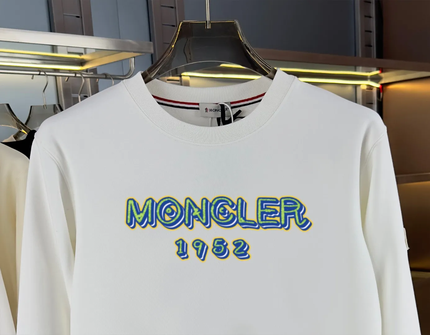 P210 High-version sweatshirt) [Long-term stock] 〖𝐌𝐎𝐍𝐂𝐋𝐄𝐑~Mask〗 Made of 440g heavy-weight fabric. It is different from the market currency. It can be matched with any variety and is properly handsome. 😎The whole dress is made of double waistcoats. The double waistcoats make the whole dress more three-dimensional. Not ordinary factories can do such fine work. 2025 Spring runway version of the T stage, on sale at the counter, round neck terry sweatshirt, high-end double-strand pure cotton, custom-made stretch ribs, dyed in the same vat, complete with three standards, matched with exquisite embroidered LOGO on the chest, simple and advanced, same style for men and women. Color: black, apricot, white, size: S M L XL 2XL