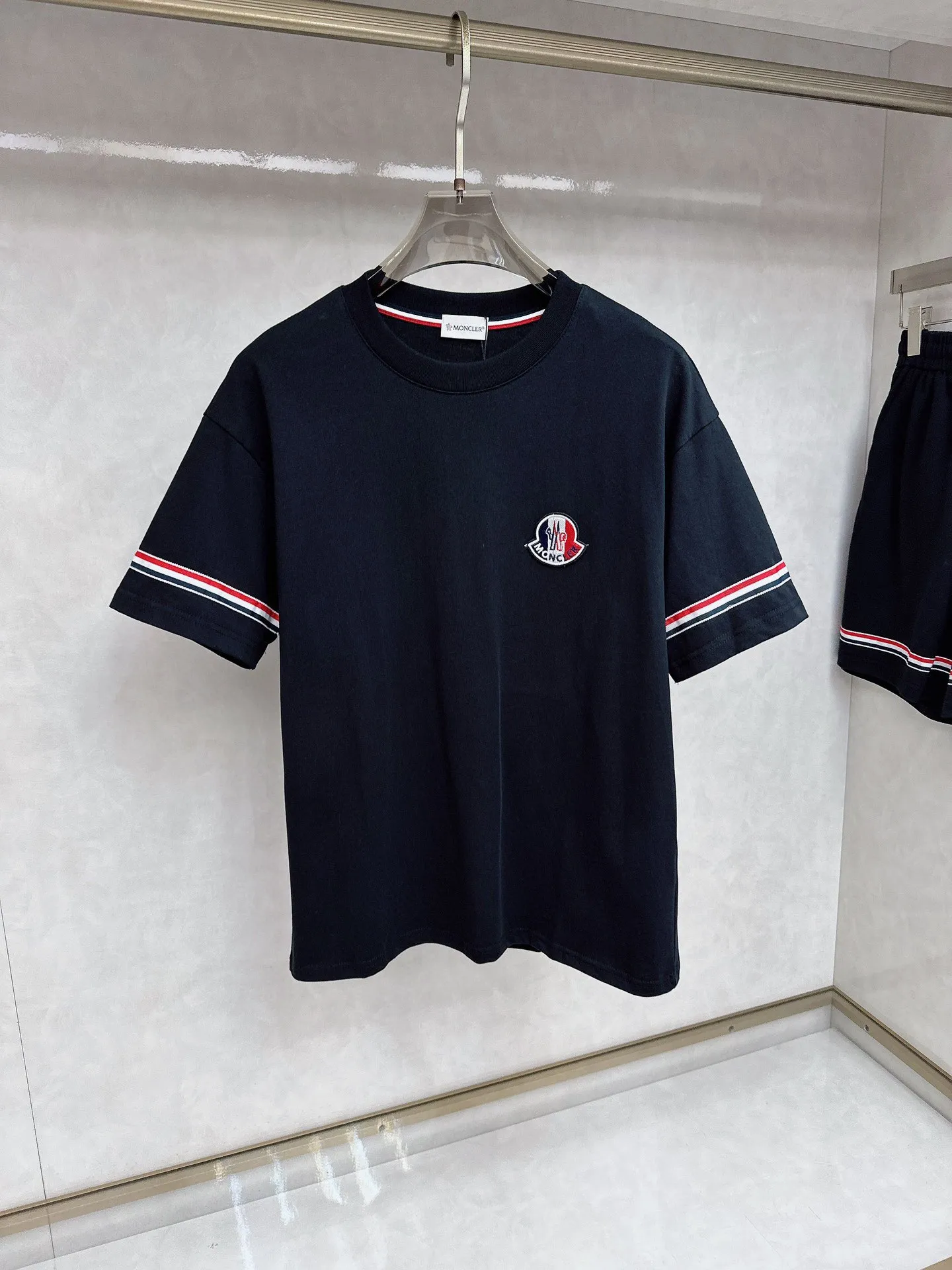 P560 Brand [MONCLER Mouth Covered] 2025 round neck short-sleeved shorts suit. The pure cotton fabric upper body will not be stuffy, the smooth and comfortable skin-friendly effect is more breathable, the fabric has its own texture, classic logo technology, a new interpretation from a unique angle, the first choice for fashion and versatility! Size: M-3XL (maximum wear: 190 pounds)