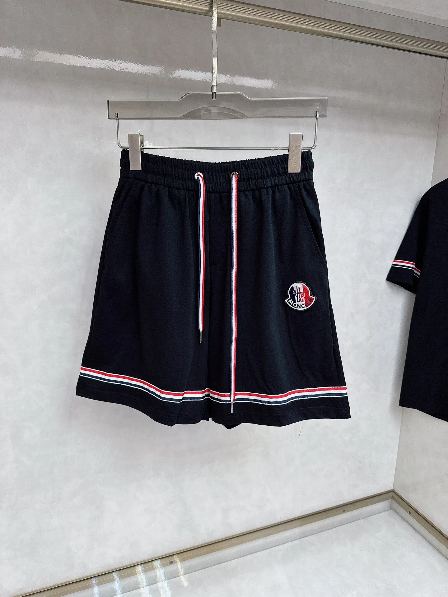 P560 Brand [MONCLER Mouth Covered] 2025 round neck short-sleeved shorts suit. The pure cotton fabric upper body will not be stuffy, the smooth and comfortable skin-friendly effect is more breathable, the fabric has its own texture, classic logo technology, a new interpretation from a unique angle, the first choice for fashion and versatility! Size: M-3XL (maximum wear: 190 pounds)