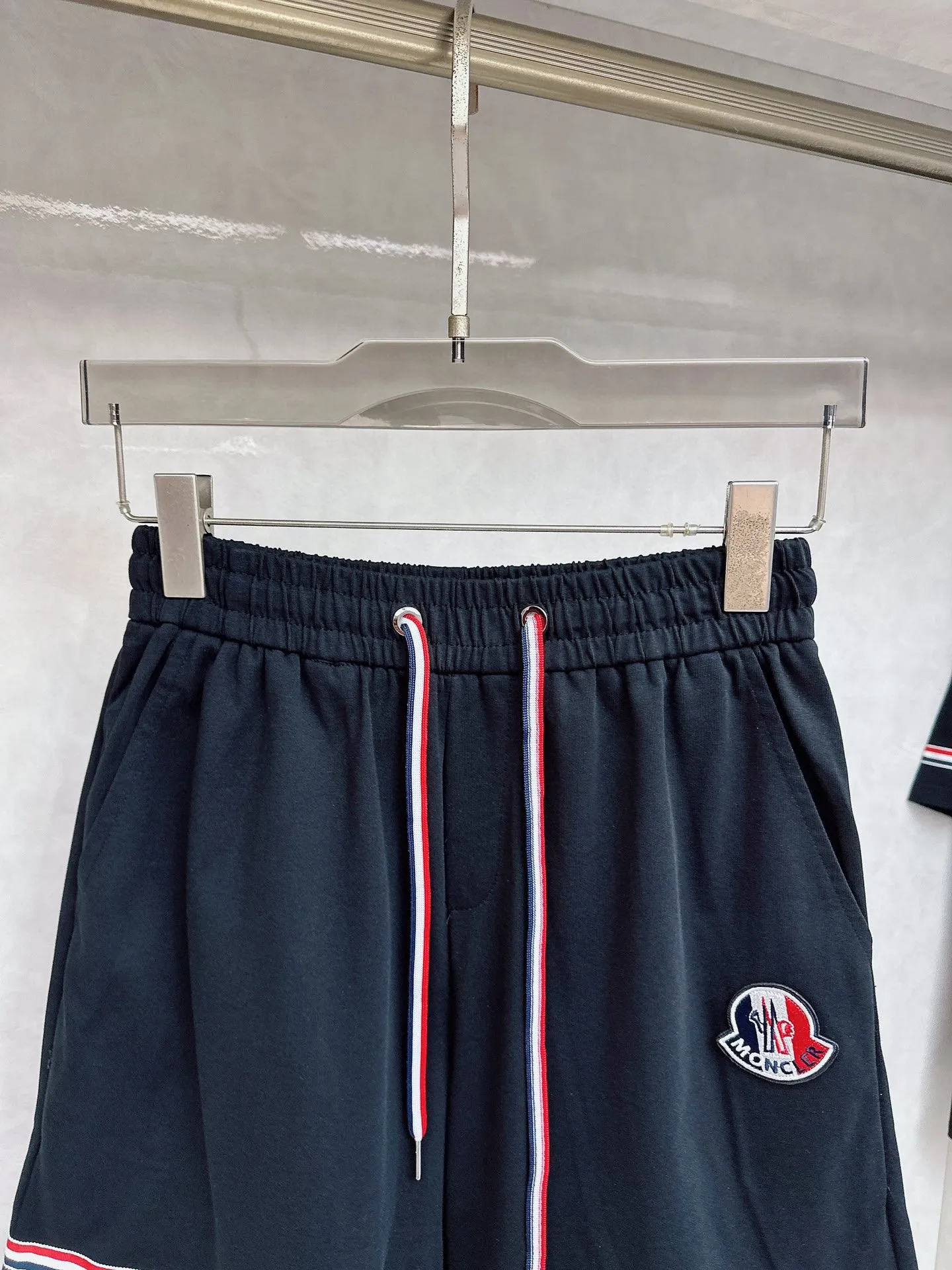 P560 Brand [MONCLER Mouth Covered] 2025 round neck short-sleeved shorts suit. The pure cotton fabric upper body will not be stuffy, the smooth and comfortable skin-friendly effect is more breathable, the fabric has its own texture, classic logo technology, a new interpretation from a unique angle, the first choice for fashion and versatility! Size: M-3XL (maximum wear: 190 pounds)