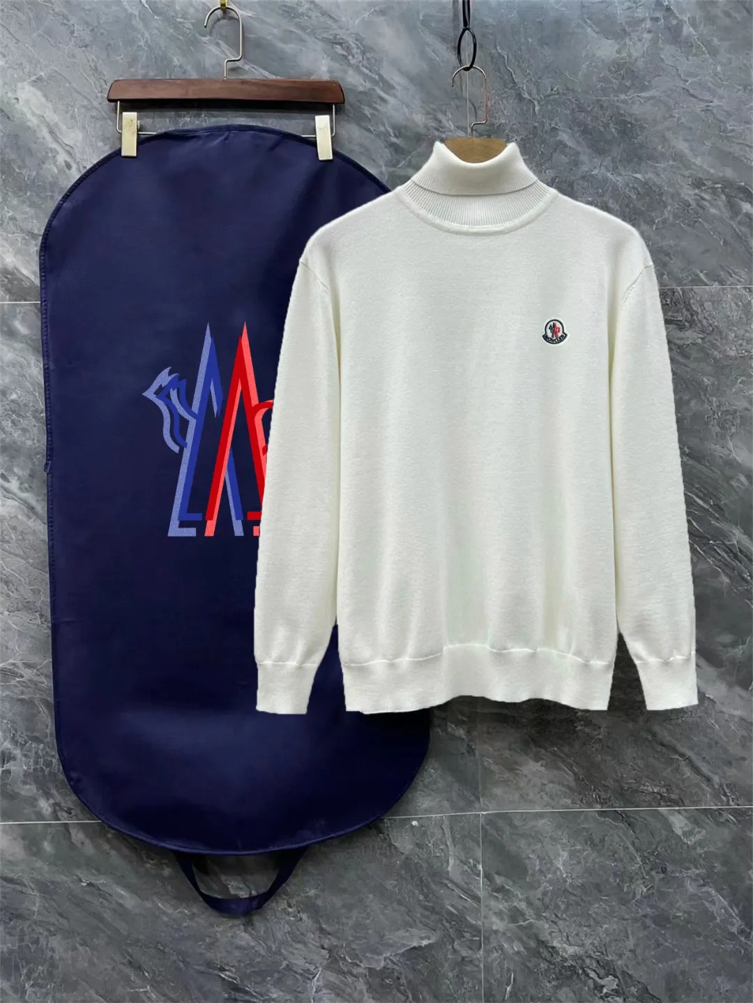 P220 Moncler, complete with 3 marks for the mouth, logo embroidered turtleneck sweater, fine wool blended sweater, high-end custom-made series for men and women, belongs to the brand's high-end main line, patented top-grade yarn blending, uses innovation to interpret conventional styles, and the fabric configuration is subversive. The details are remarkable. The most anticipated sweater in the winter of 23, full of high-end sense. Outflowed from the brand's designated Zhejiang processing factory, very cost-effective, and the quality of Meri wool yarn is excellent. It feels super soft, delicate, soft, non-pilling and does not deform. It is available at all major counters at the same time. It is a must-have product every year. The product seems simple, the process is extremely complicated, and the upper body is not picky. The upper body is extremely skin-friendly and comfortable. It can be worn close to the body with an outer jacket or as an outer layer. Color: Black White Size: M L XL 2XL 3XL