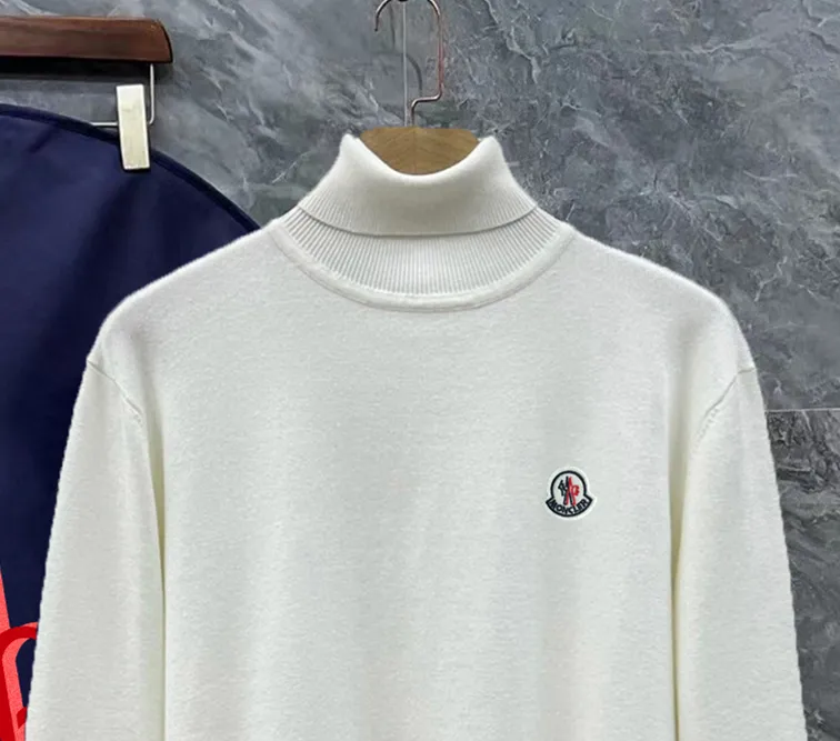 P220 Moncler, complete with 3 marks for the mouth, logo embroidered turtleneck sweater, fine wool blended sweater, high-end custom-made series for men and women, belongs to the brand's high-end main line, patented top-grade yarn blending, uses innovation to interpret conventional styles, and the fabric configuration is subversive. The details are remarkable. The most anticipated sweater in the winter of 23, full of high-end sense. Outflowed from the brand's designated Zhejiang processing factory, very cost-effective, and the quality of Meri wool yarn is excellent. It feels super soft, delicate, soft, non-pilling and does not deform. It is available at all major counters at the same time. It is a must-have product every year. The product seems simple, the process is extremely complicated, and the upper body is not picky. The upper body is extremely skin-friendly and comfortable. It can be worn close to the body with an outer jacket or as an outer layer. Color: Black White Size: M L XL 2XL 3XL
